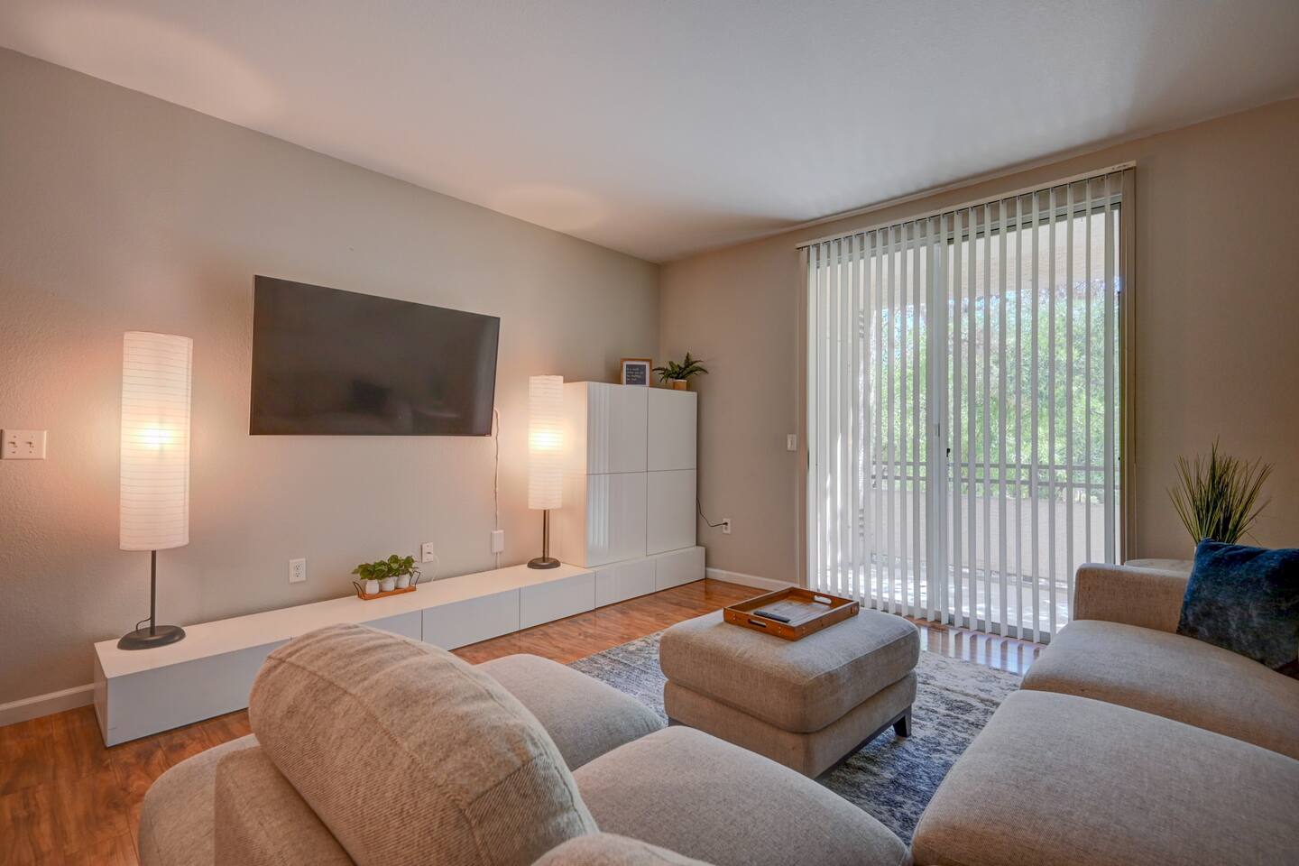 Beautiful 3 bed Summerlin Condo W/Pool & Gym