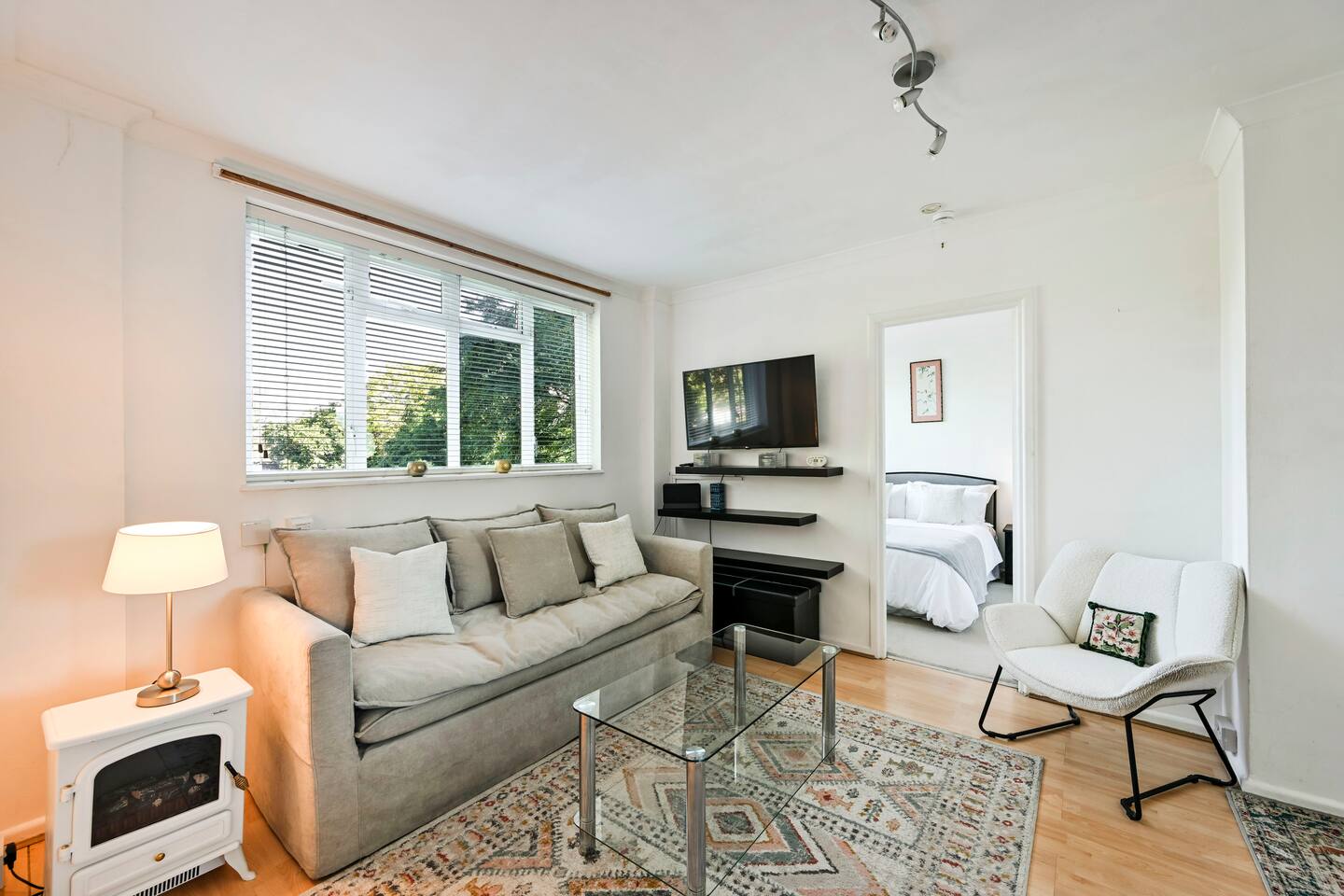Host My Nest: 1-Bed w/ Free Parking SW London