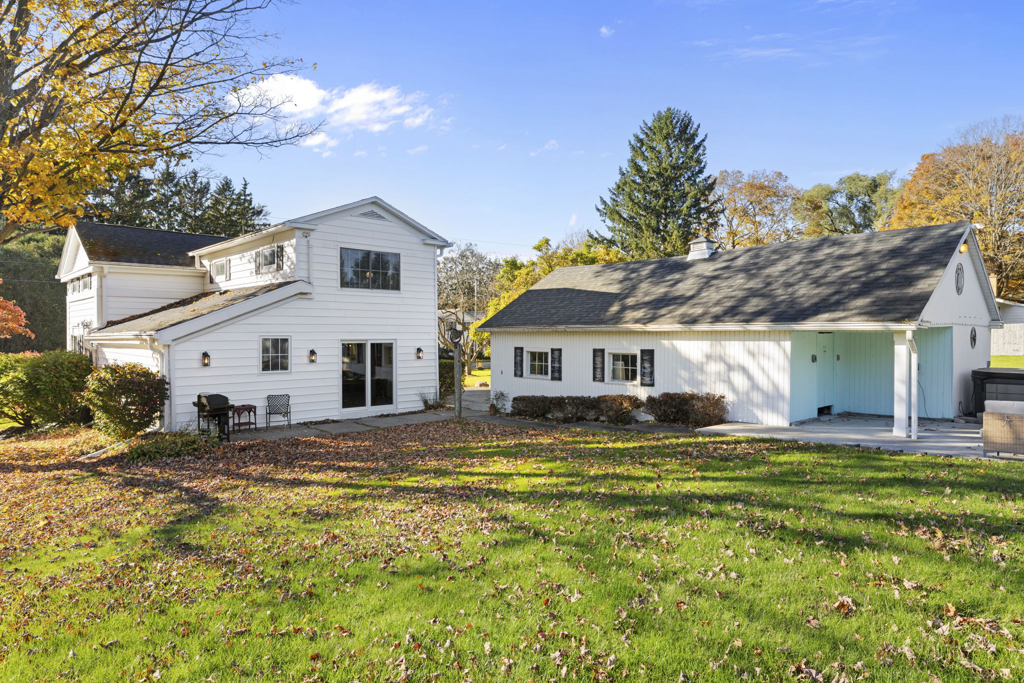Charming white cottage with spacious lawn and separate guest-ready outbuilding