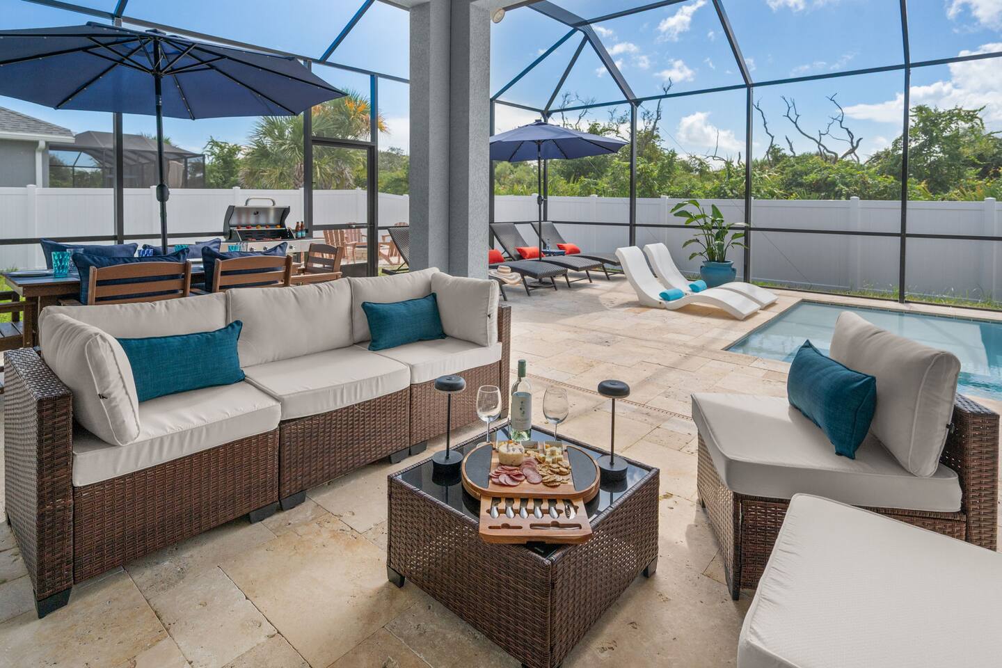 Heated Pool, 10 min walk to Beach, Games & Firepit – Photo 4