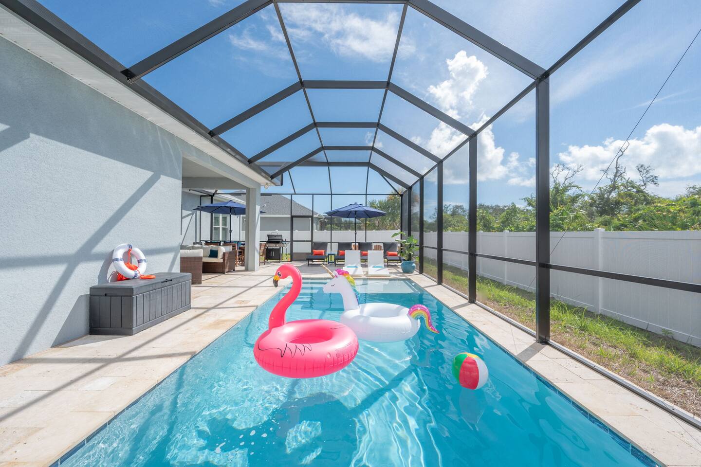 Heated Pool, 10 min walk to Beach, Games & Firepit – Photo 1