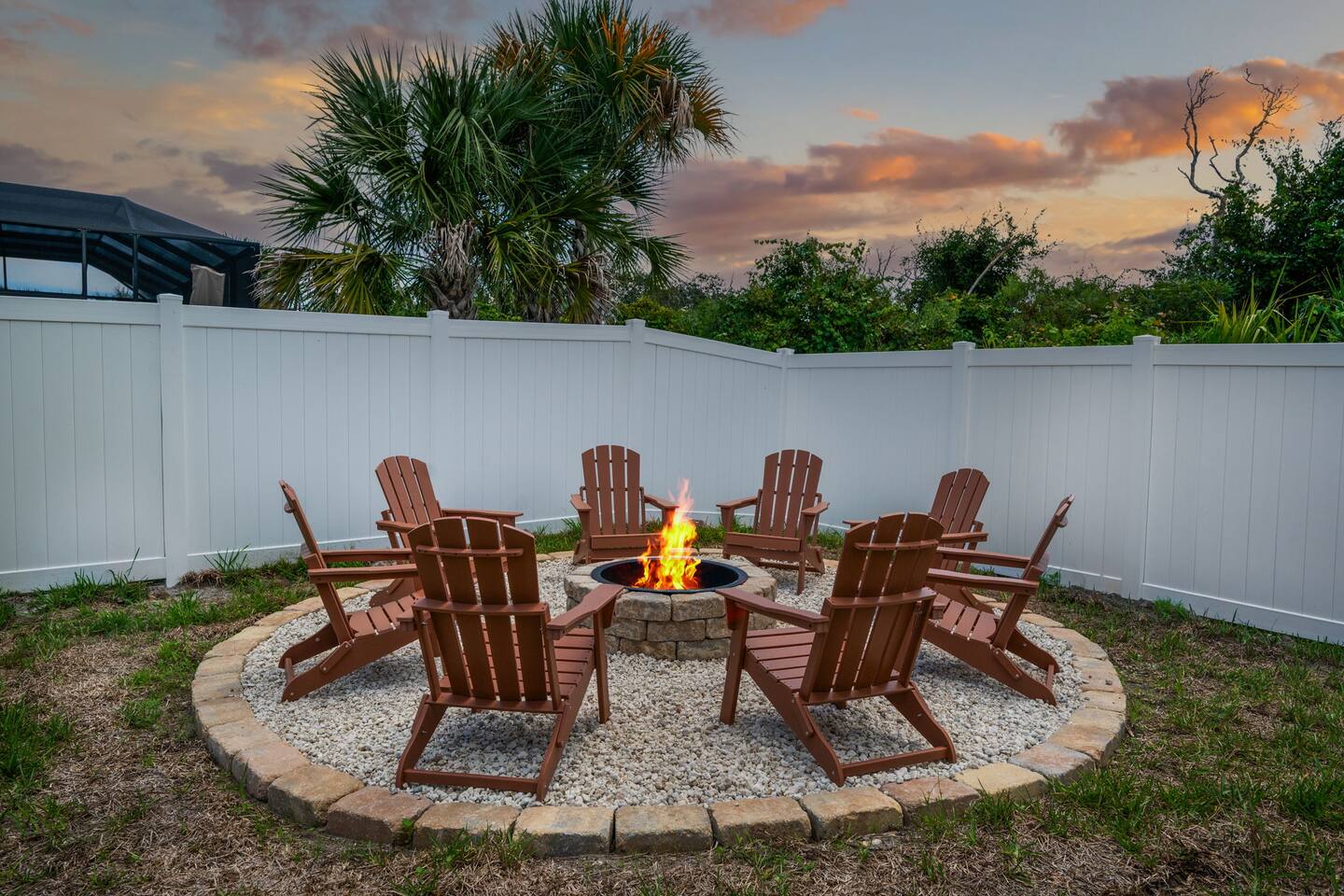 Heated Pool, 10 min walk to Beach, Games & Firepit – Photo 6