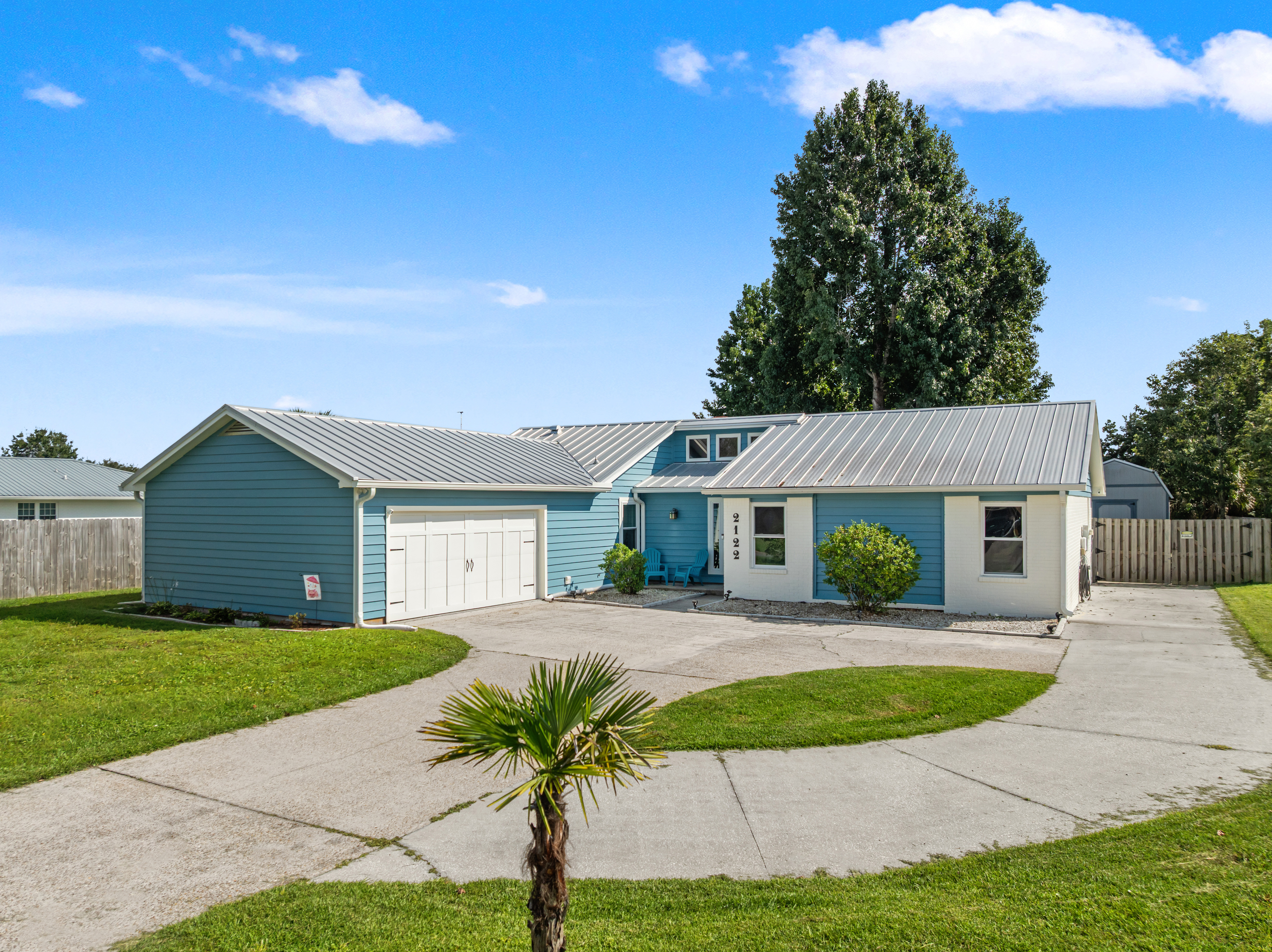 Lynn Haven home • Fenced yard • Fireplace • Dog OK