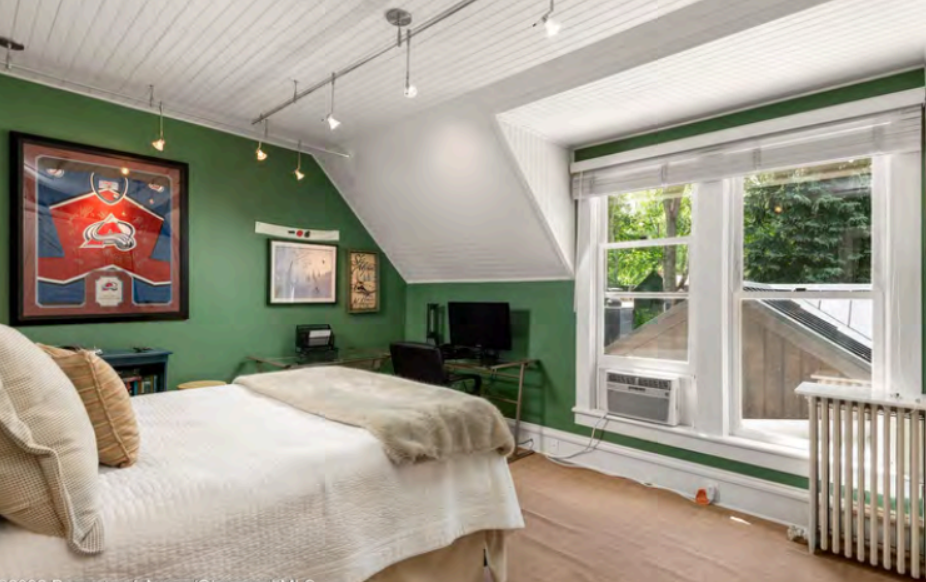 Bright attic-style bedroom with large windows and sporty character