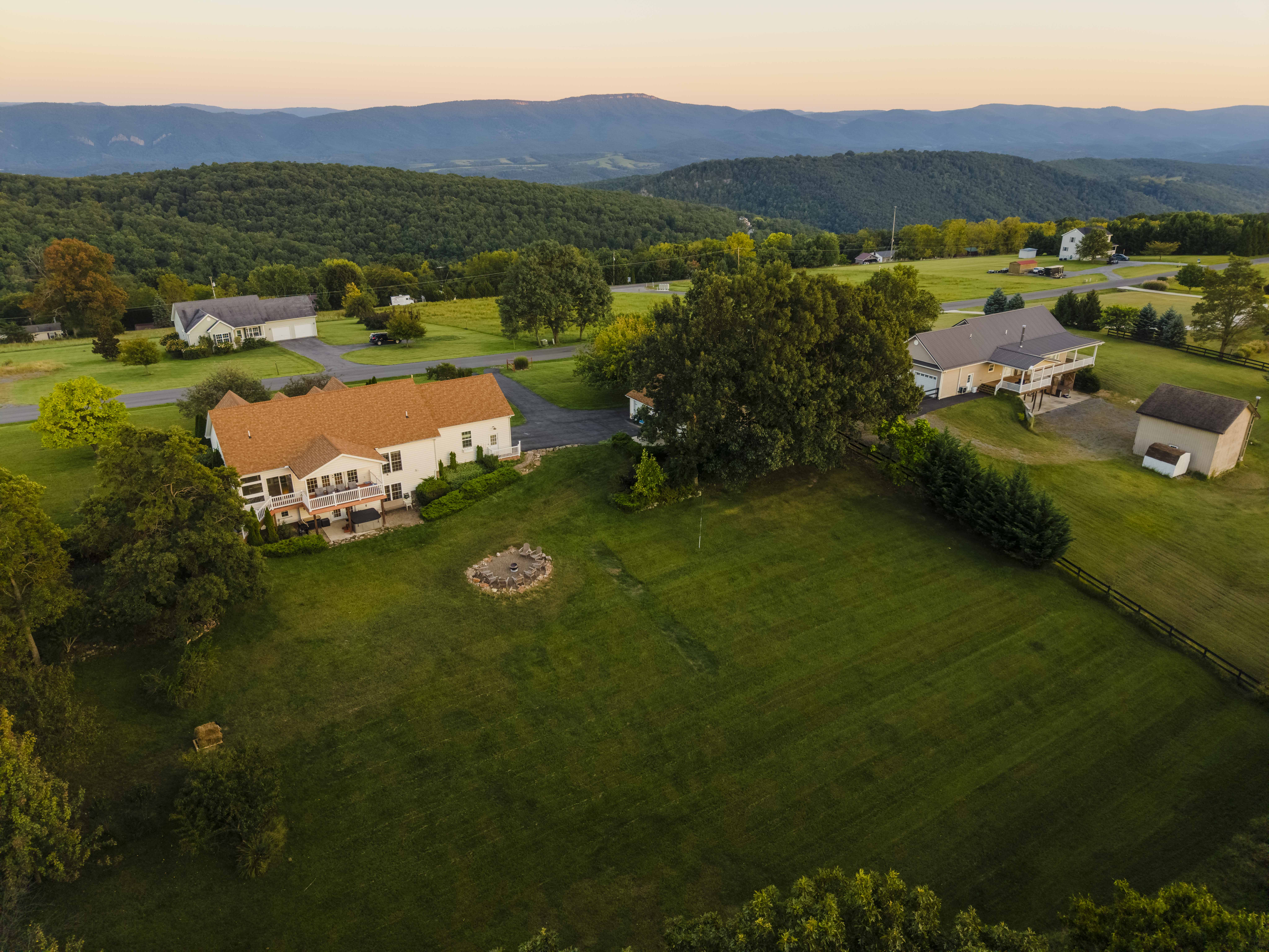 Spacious country retreat with mountain views and a huge private yard