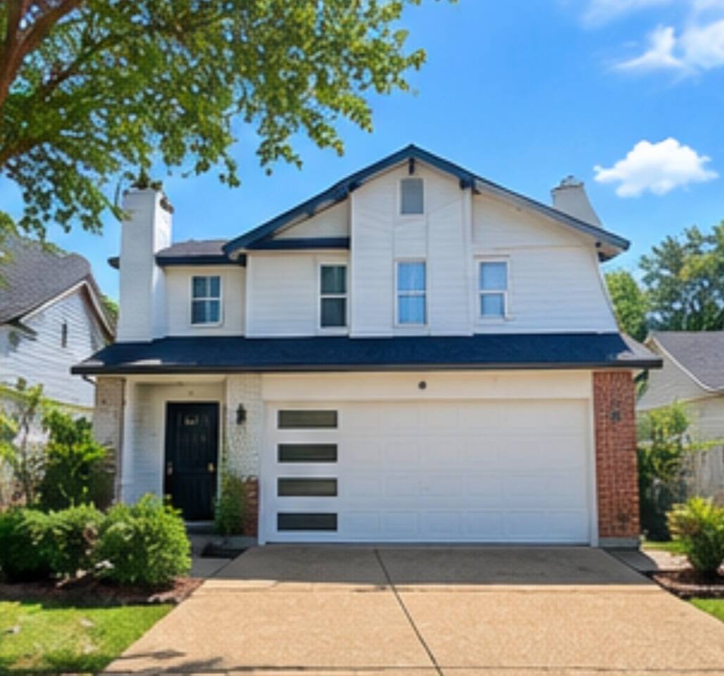 Spacious 2BR Sugar Land Home w/ Large Backyard