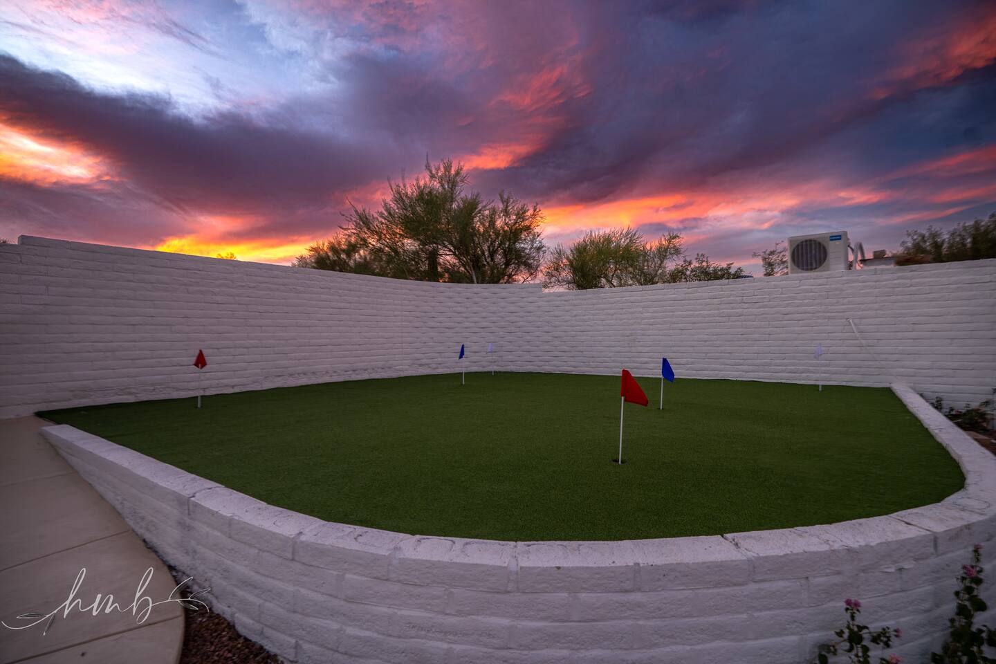 Putting Green: Practice your short game on this private 6-hole putting green—perfect for golf enthusiasts of all ages to enjoy some friendly competition or a relaxing round.
