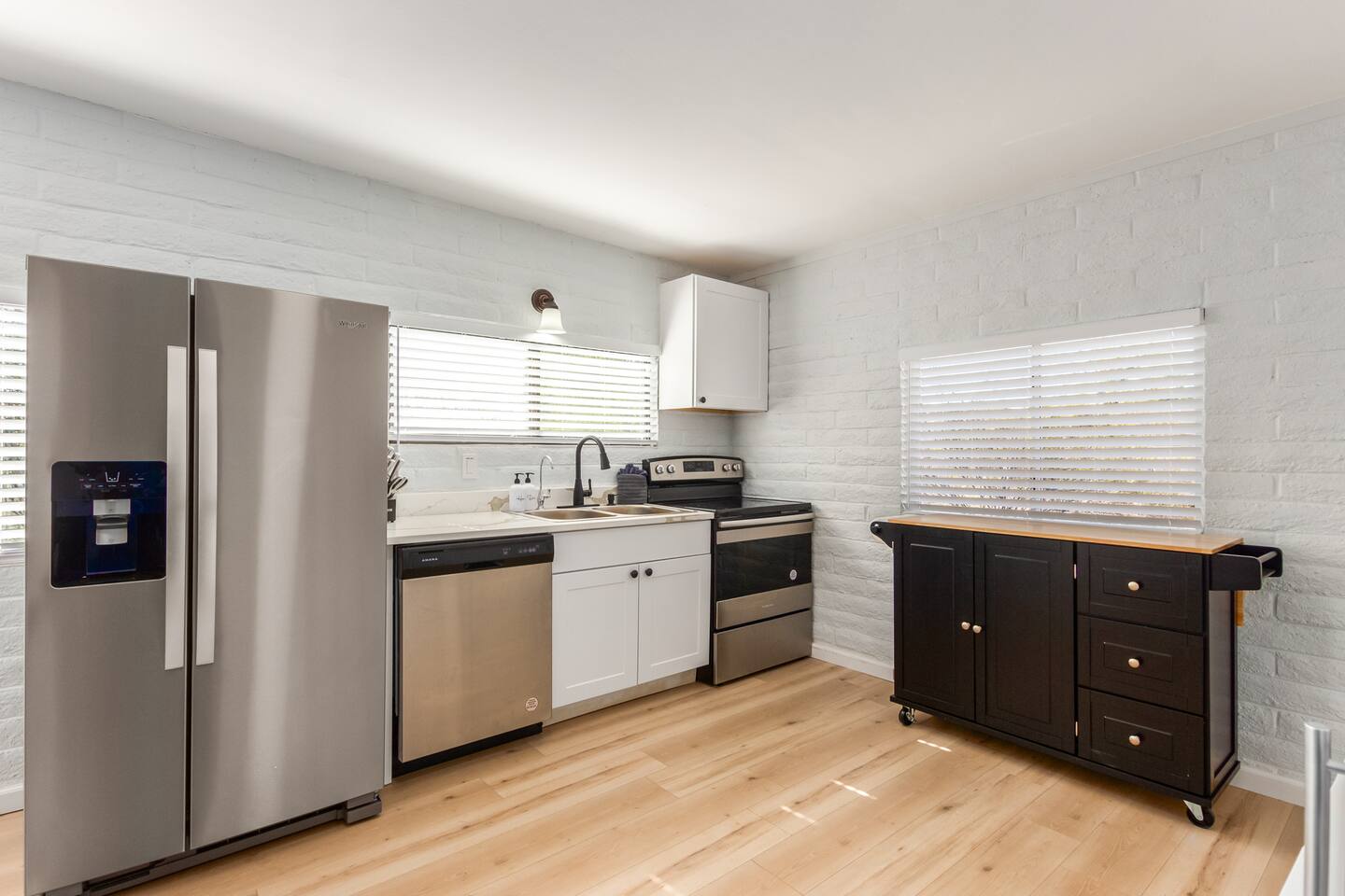 Cozy and fully equipped, this kitchen has a fridge, oven, dishwasher, and all the essentials you need to whip up delicious meals.