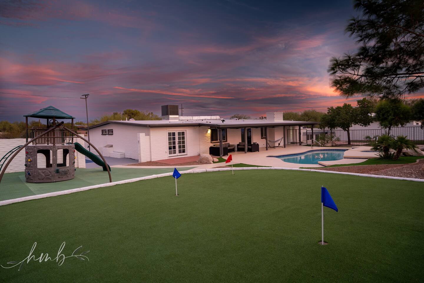 Tucked in the private backyard, the 6-hole putting green adds a playful touch to your stay. Mornings start with friendly competitions, afternoons stretch into laughter-filled rounds — it’s the kind of simple fun that makes time slow down.