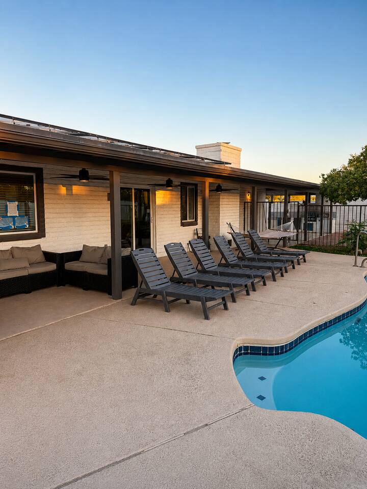 Poolside Lounge Chairs: Stretch out and soak up the Arizona sunshine on one of our six poolside lounge chairs. With plenty of seating for your group, everyone can relax by the pool in comfort.