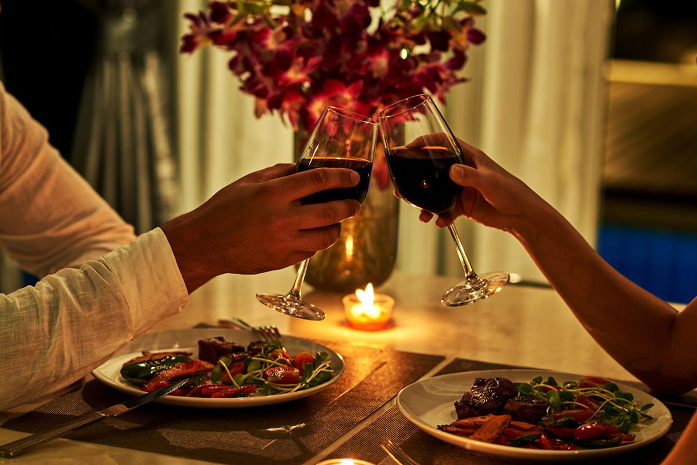 Savor intimate wine tastings and gourmet dinners at Tucson's award-winning restaurants. Our local culinary artisans create unforgettable dining experiences for your group's special evenings out.