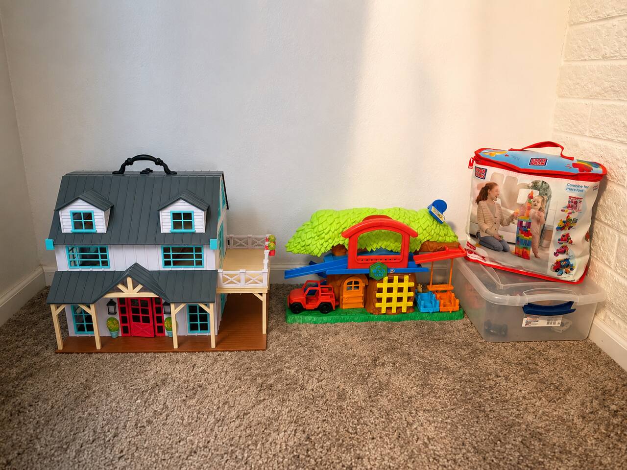Kid-Friendly Fun: Little ones will love the play area featuring a charming playhouse, MEGA Bloks, and a fun treehouse car playset to keep them entertained.