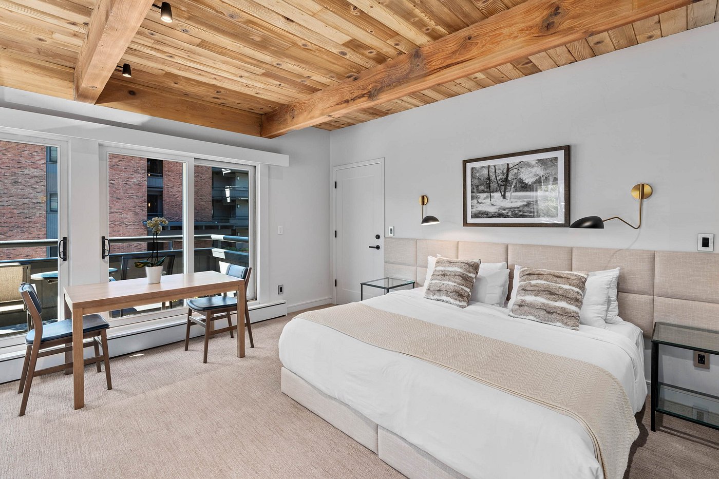 2 BDR Condo Aspen Square. Pool, Hot Tub, Ski Town