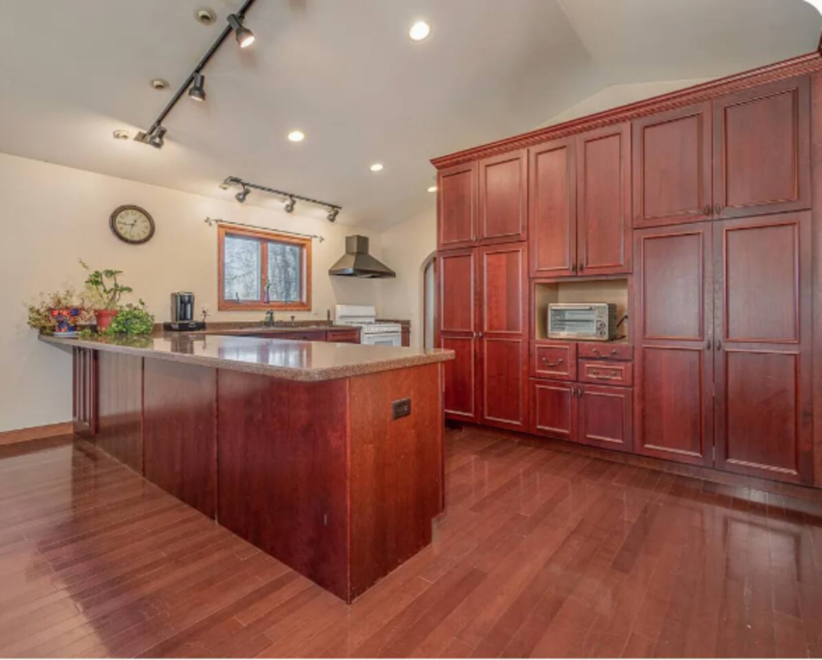 Pet-Friendly, Grand Rapids, Sleeps 12