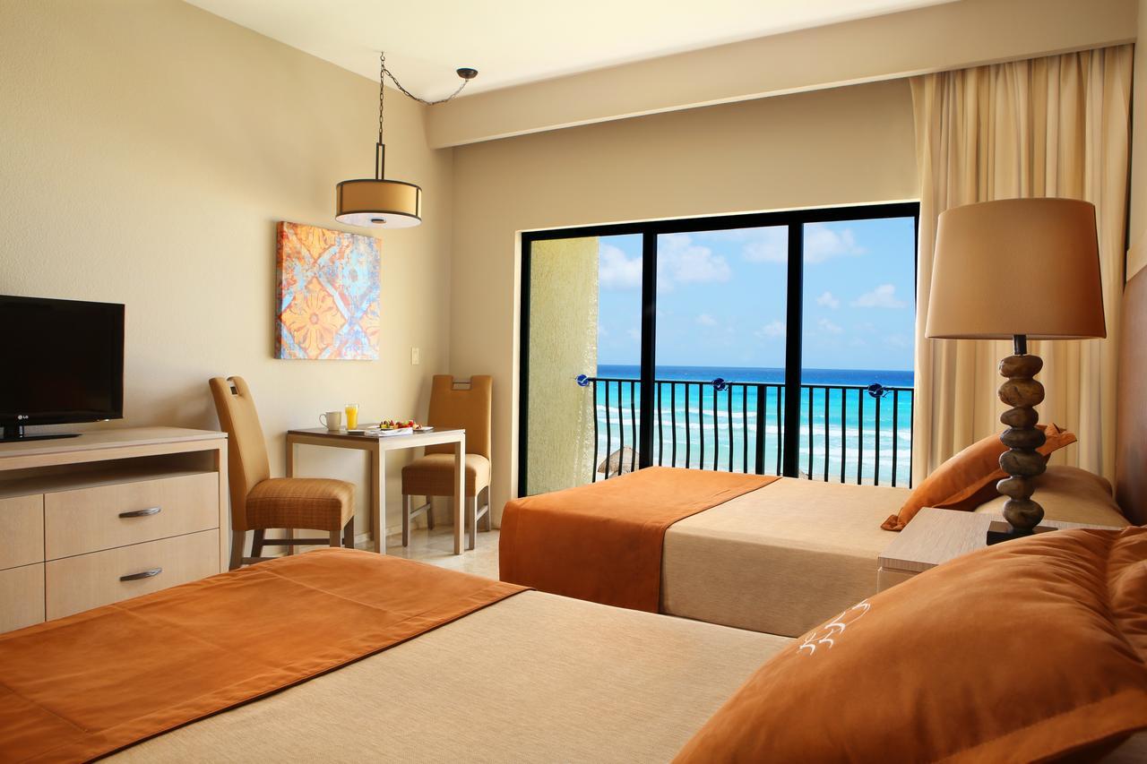 Bright double room with private balcony and breathtaking ocean view