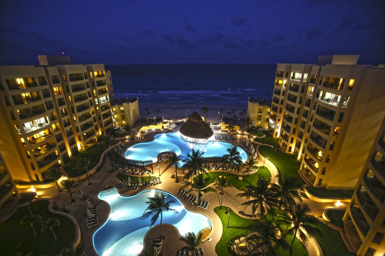 Stunning beachfront pools and ocean views in a tropical resort setting