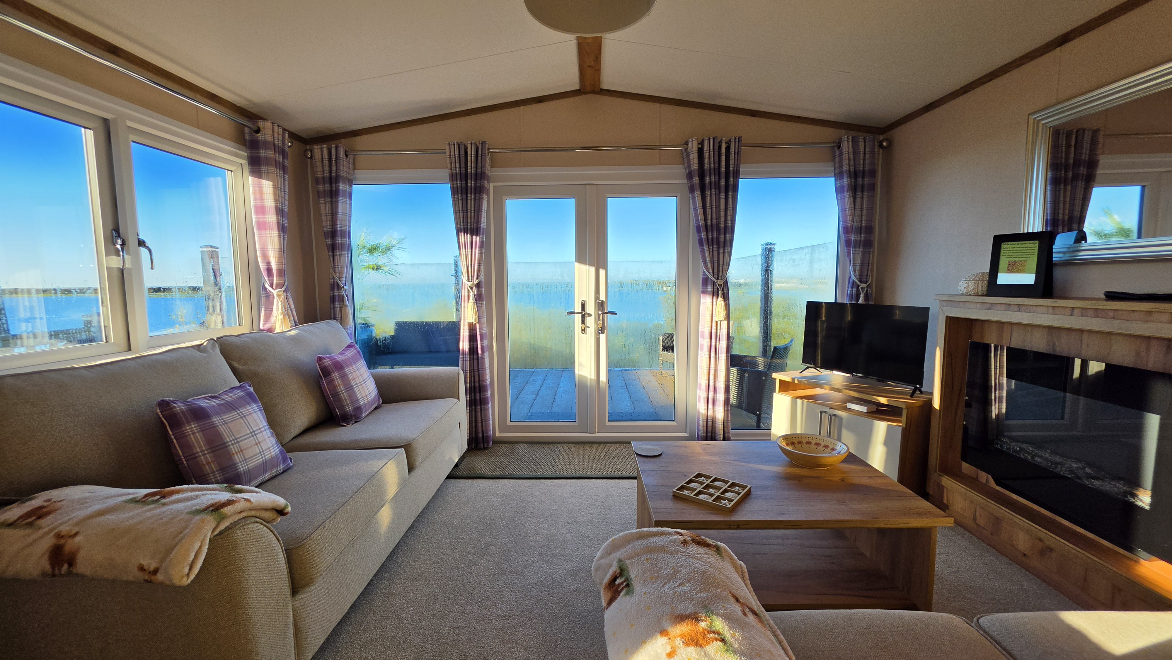 Lakeside Lodge - Sea Swallow