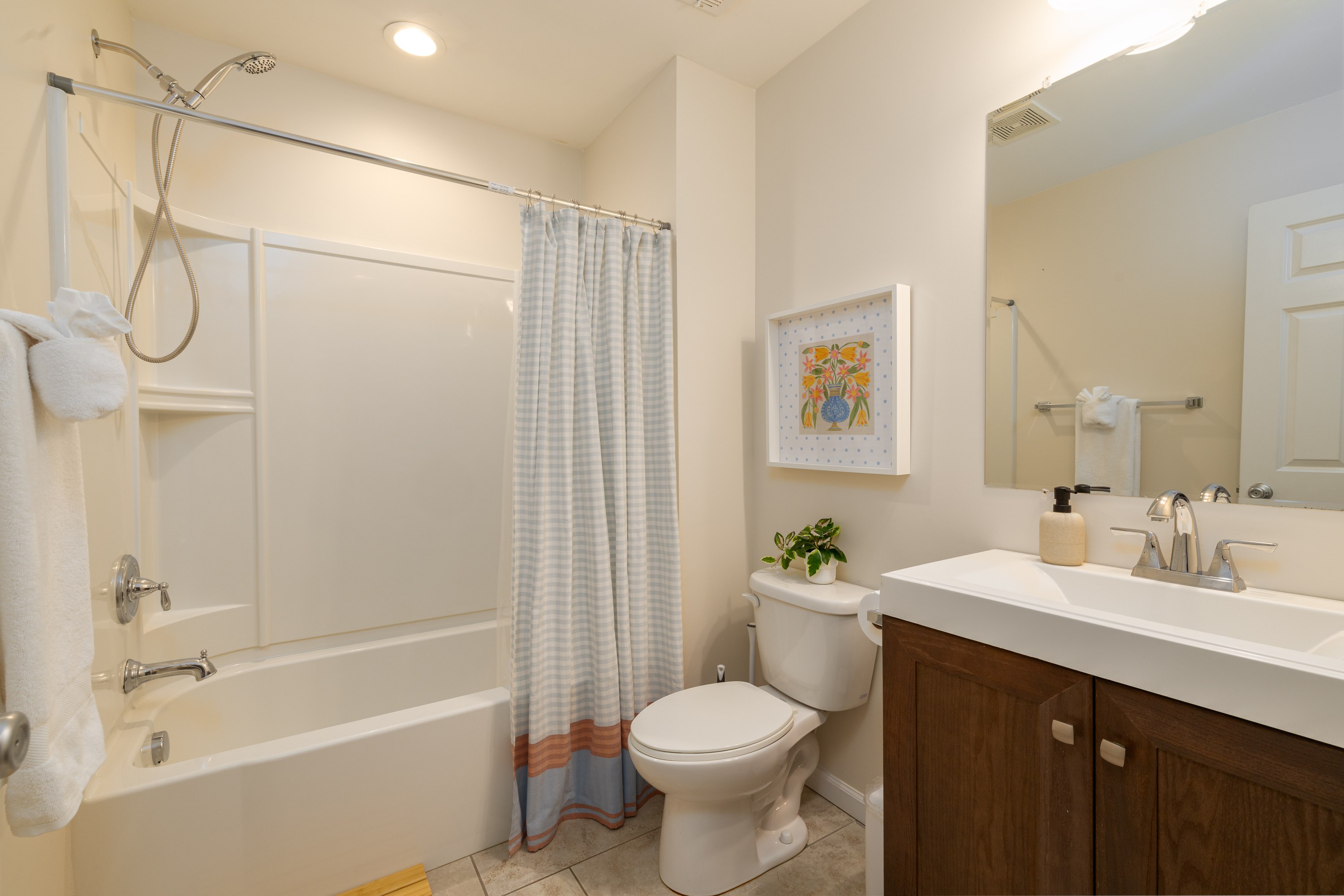 Second bathroom with tub and shower, used by bedrooms 2 and 3