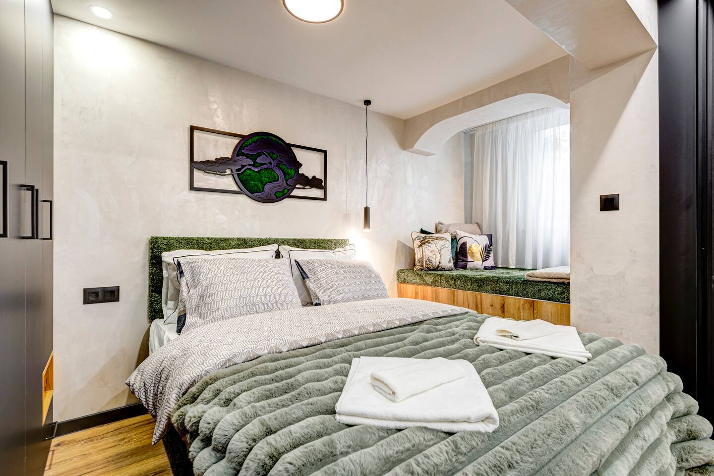 Stylish Urban Studio Private Backyard | Fast WiFi