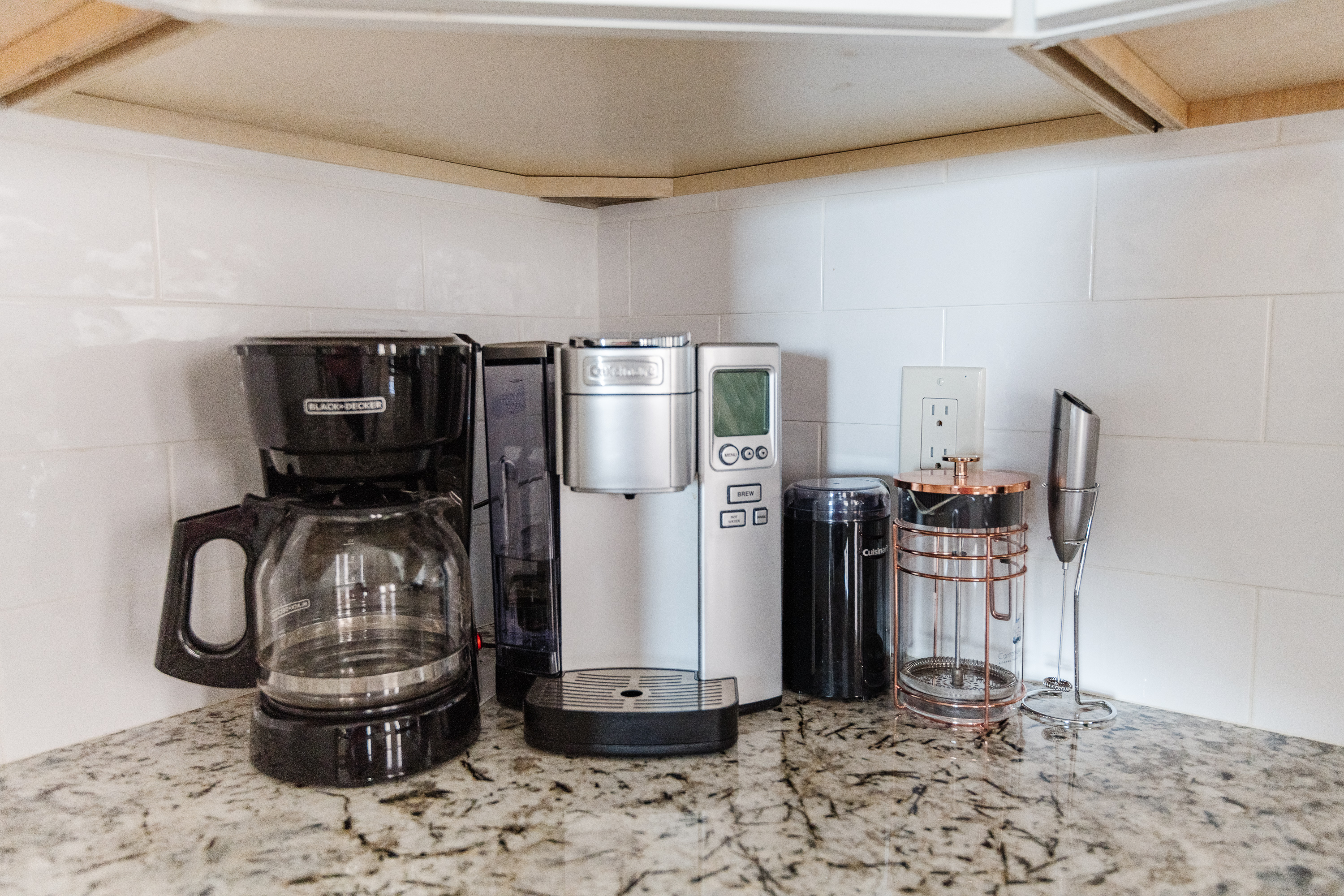 Convenient coffee station with drip and single-serve brewing options