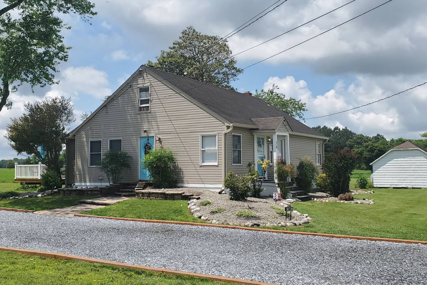 Pet-Friendly Cottage on 1.5 Acres Near Beaches!