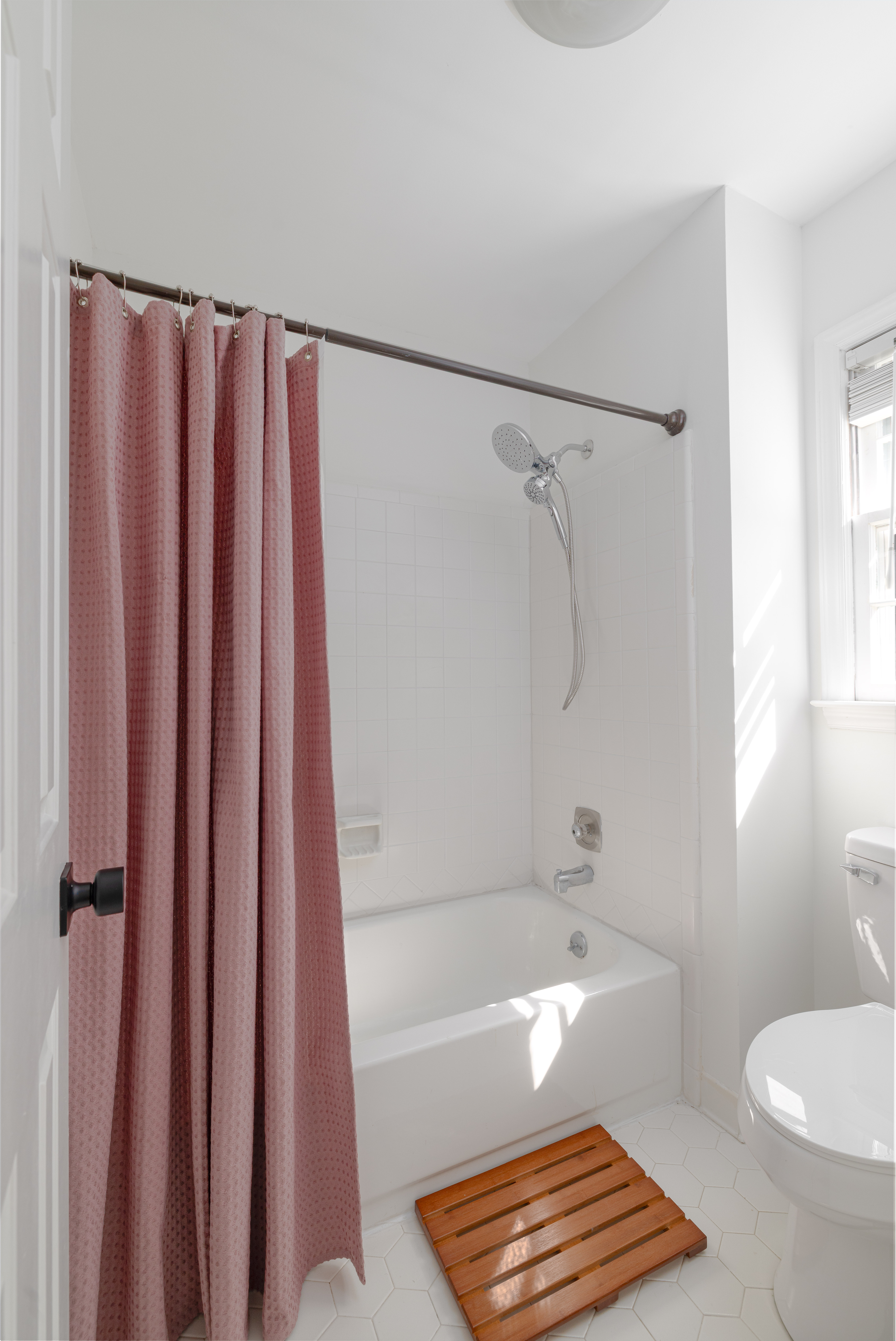 Tub/shower with a bath mat