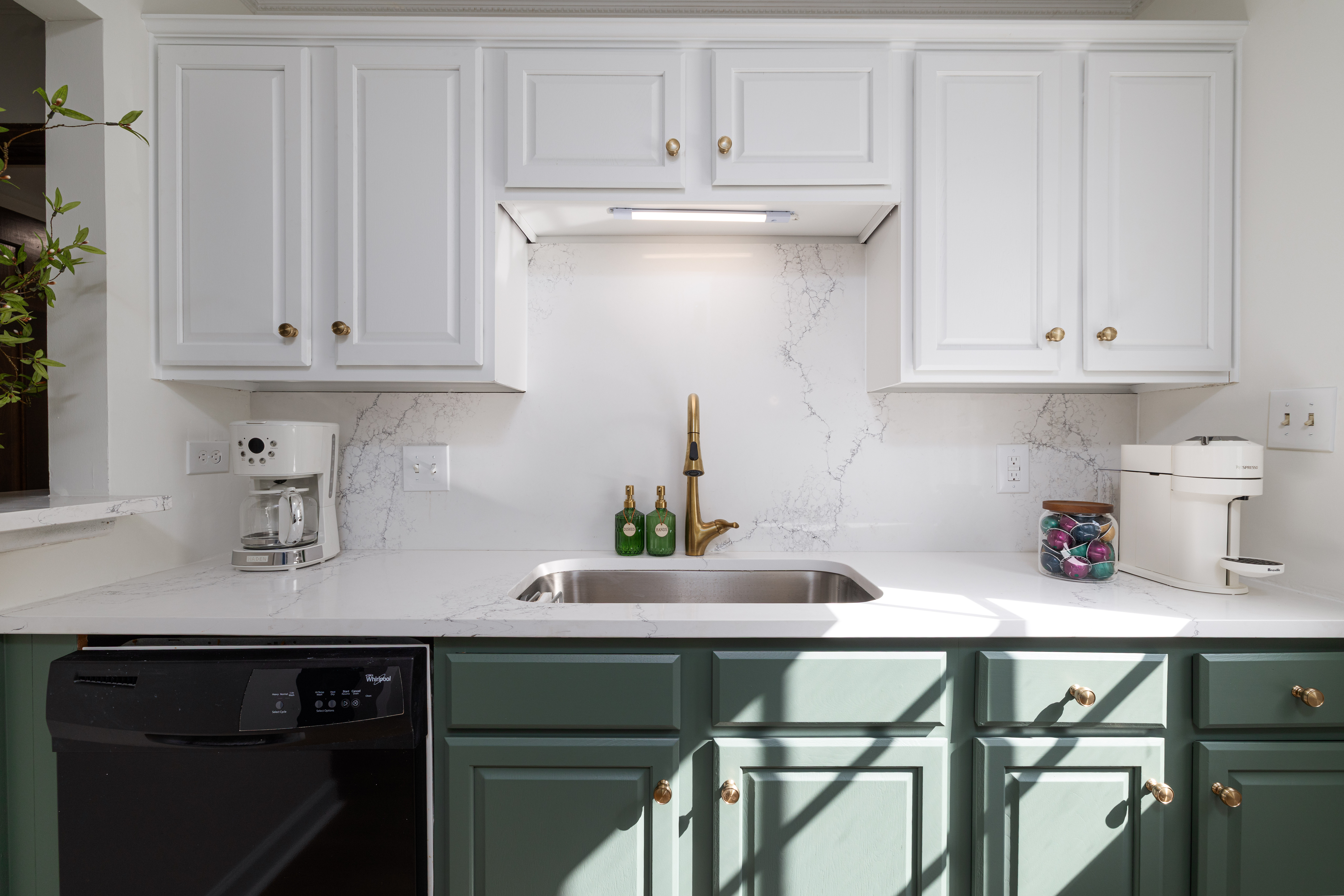 Coffee bar with a drip coffee maker, Nespresso Vertuo, sink and dishwasher
