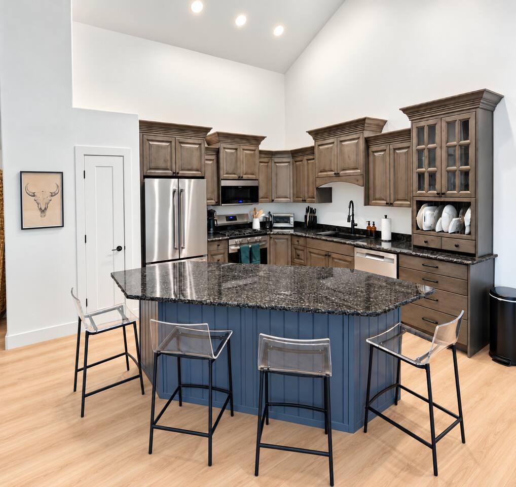 Full kitchen with dine-in island and seating for 4