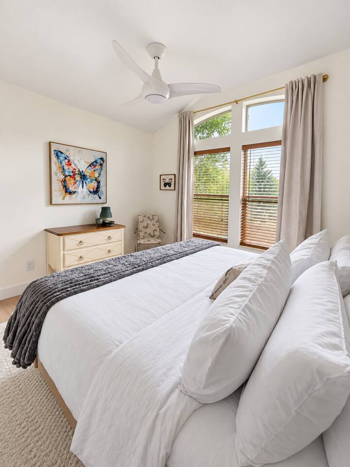 Bedroom (Main Level) with King Bed