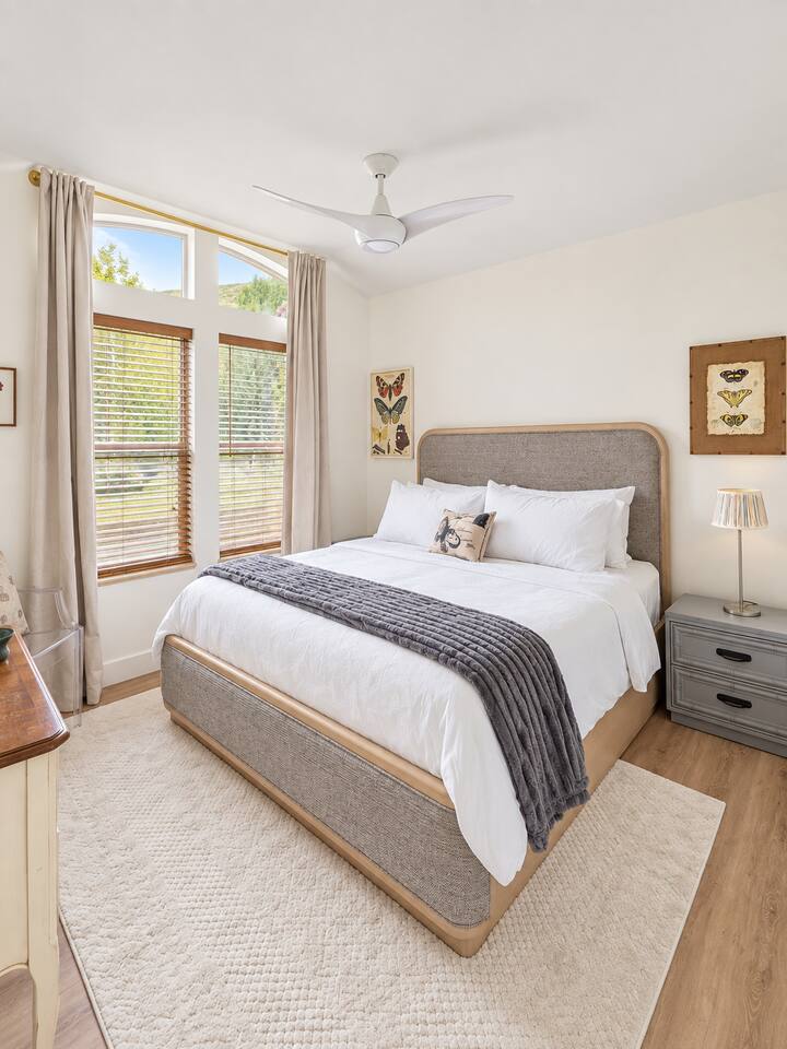 Bedroom (Main Level) with King Bed