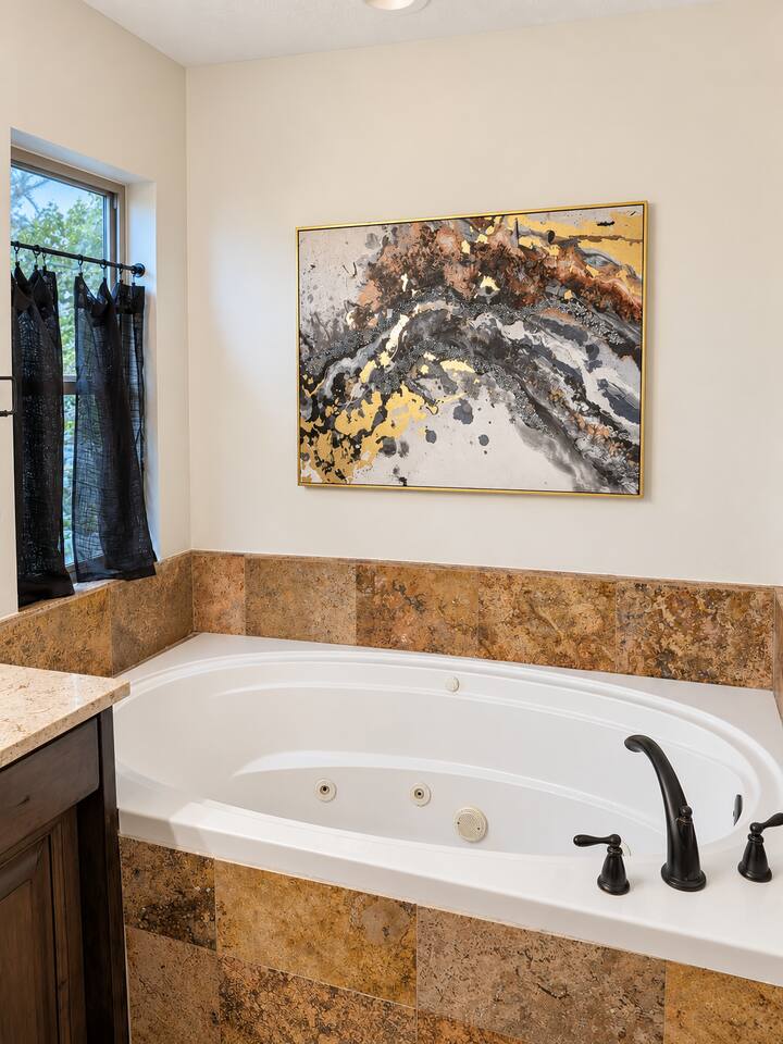 Primary Suite (Main Level) Bathroom Jacuzzi