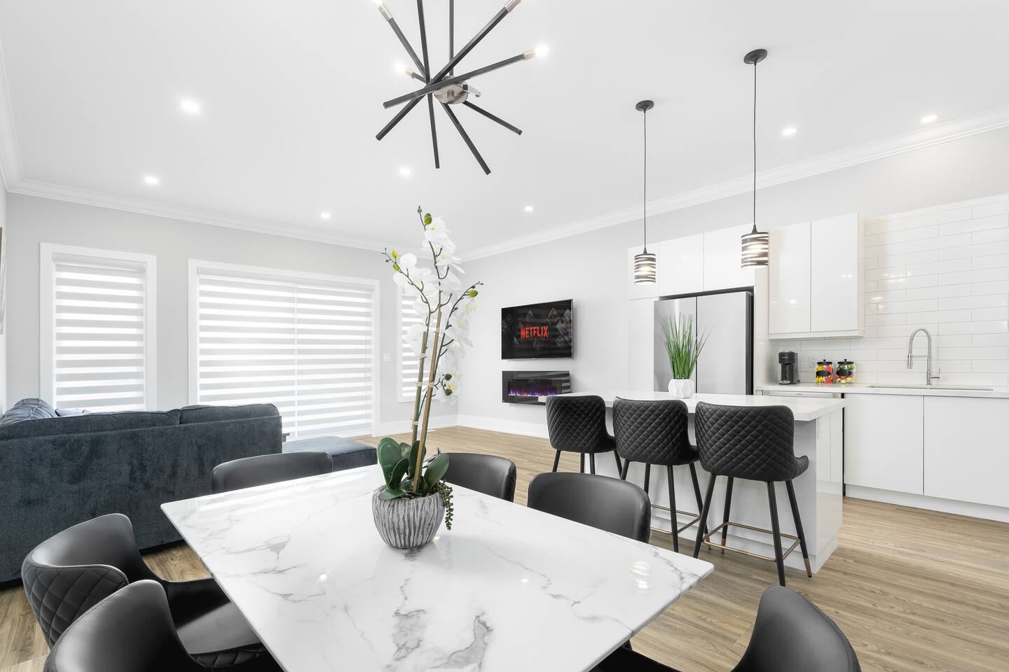 Luxurious Home. Sleeps 14. 22 Min to Niagara Falls
