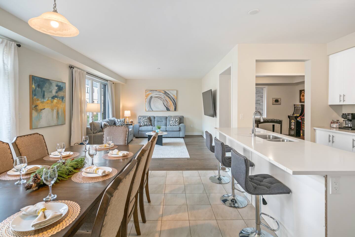 Gorgeous 4 Bed w/ Arcade 15 Mins to Niagara Falls!