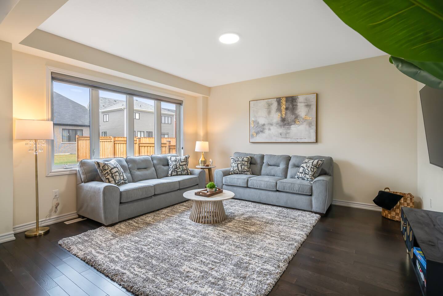 Spacious 4 Bedroom Home! 10 Mins to Niagara Falls