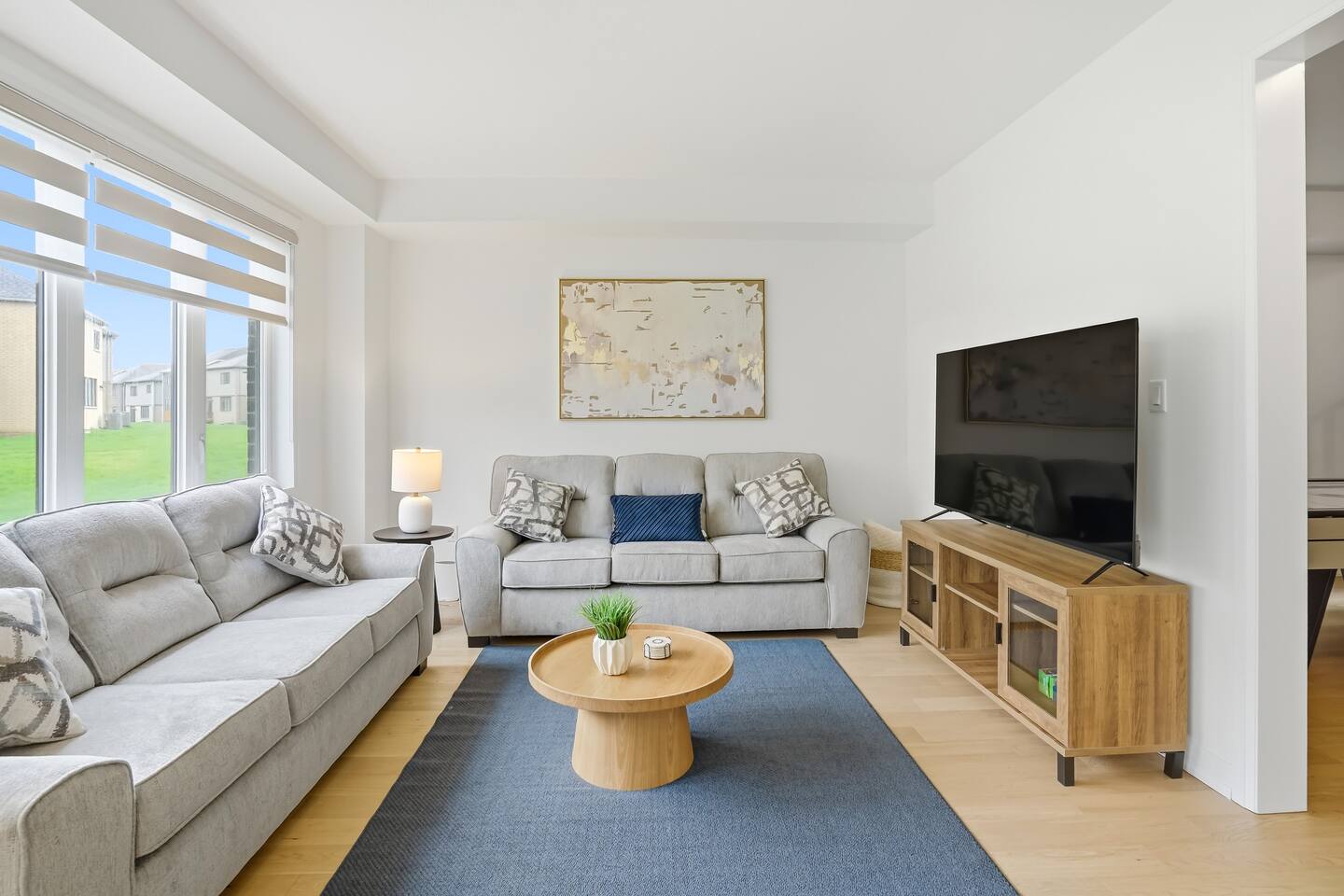10 min to Niagara Falls. Sleeps 10. Arcade Room