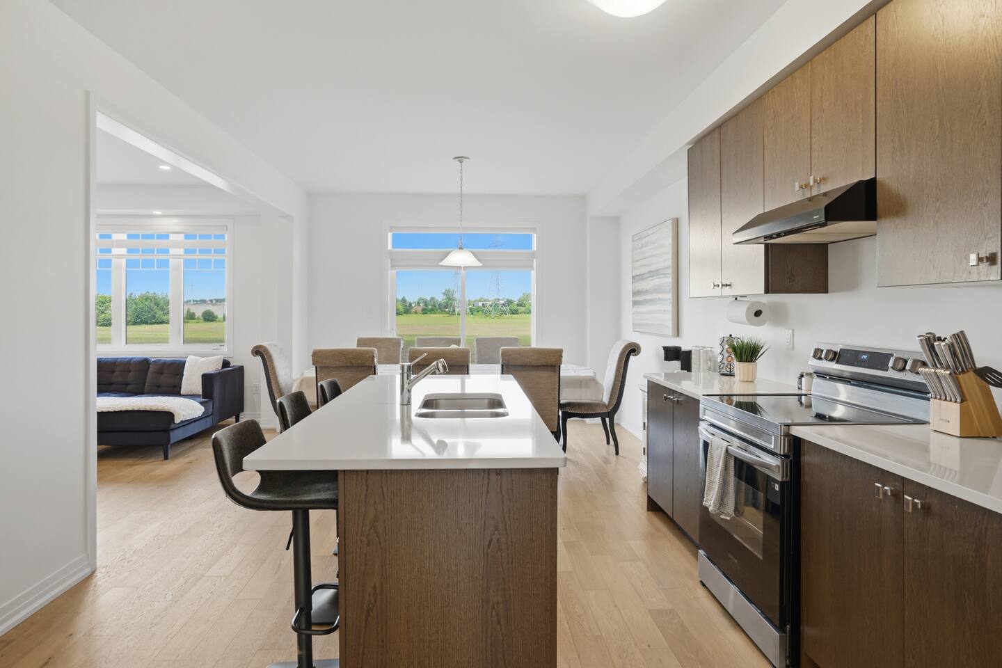 Luxury 4B Home. Sleeps 8. 10 Mins to Niagara Falls