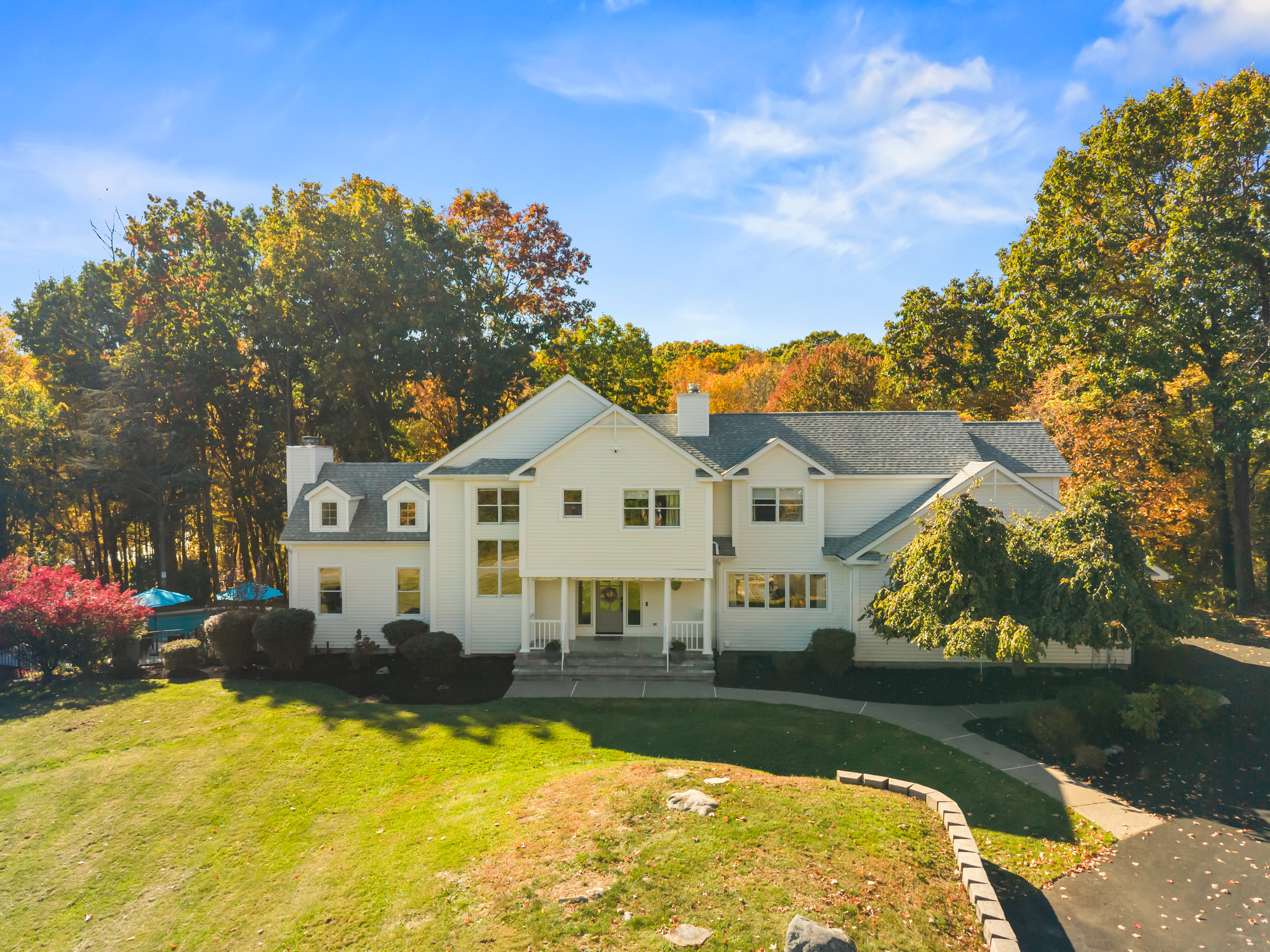 Spacious countryside retreat with scenic lawn and beautiful wooded setting