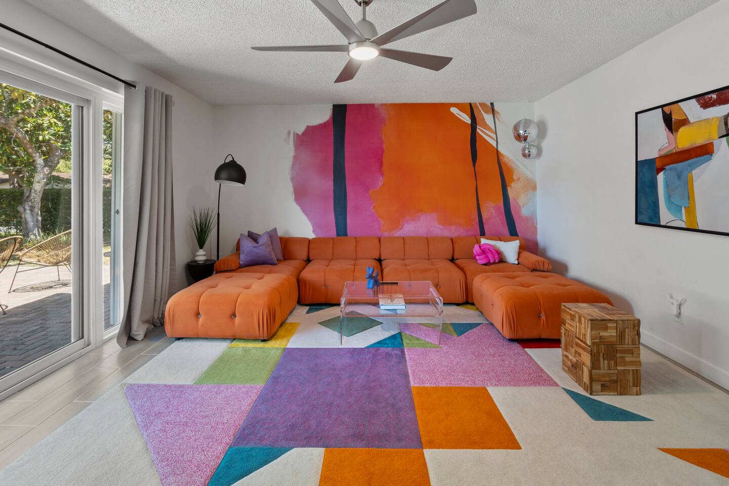 Casa Groovy | 1.9 Miles to Universal | Sleeps 8