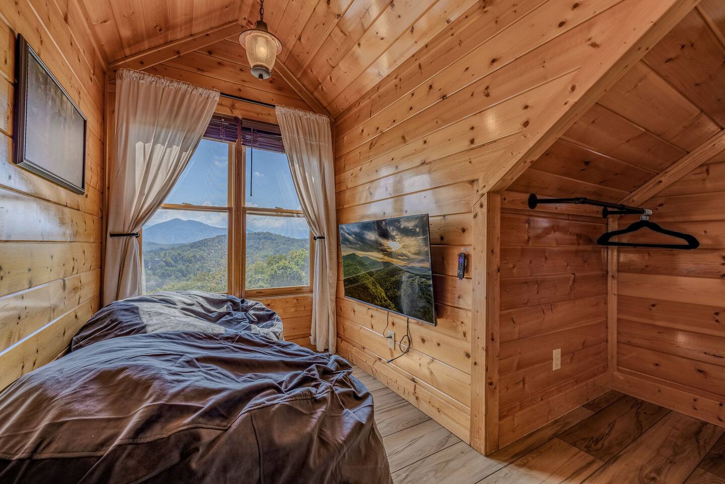 TAYGETA King Suite Top Floor TV Nook