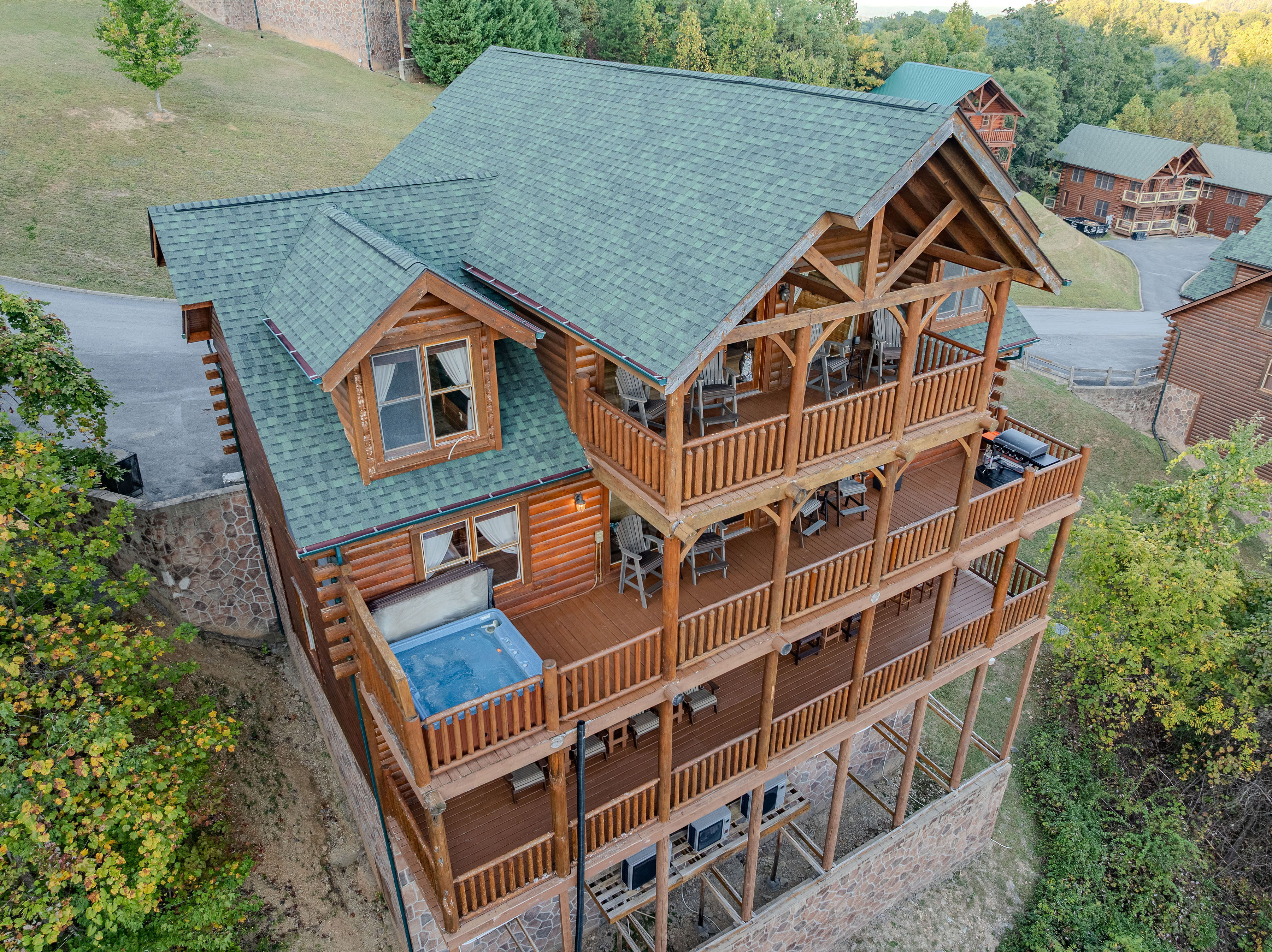 Spacious log cabin with hot tub, 3 large decks, and mountain retreat vibes, plenty of space for all