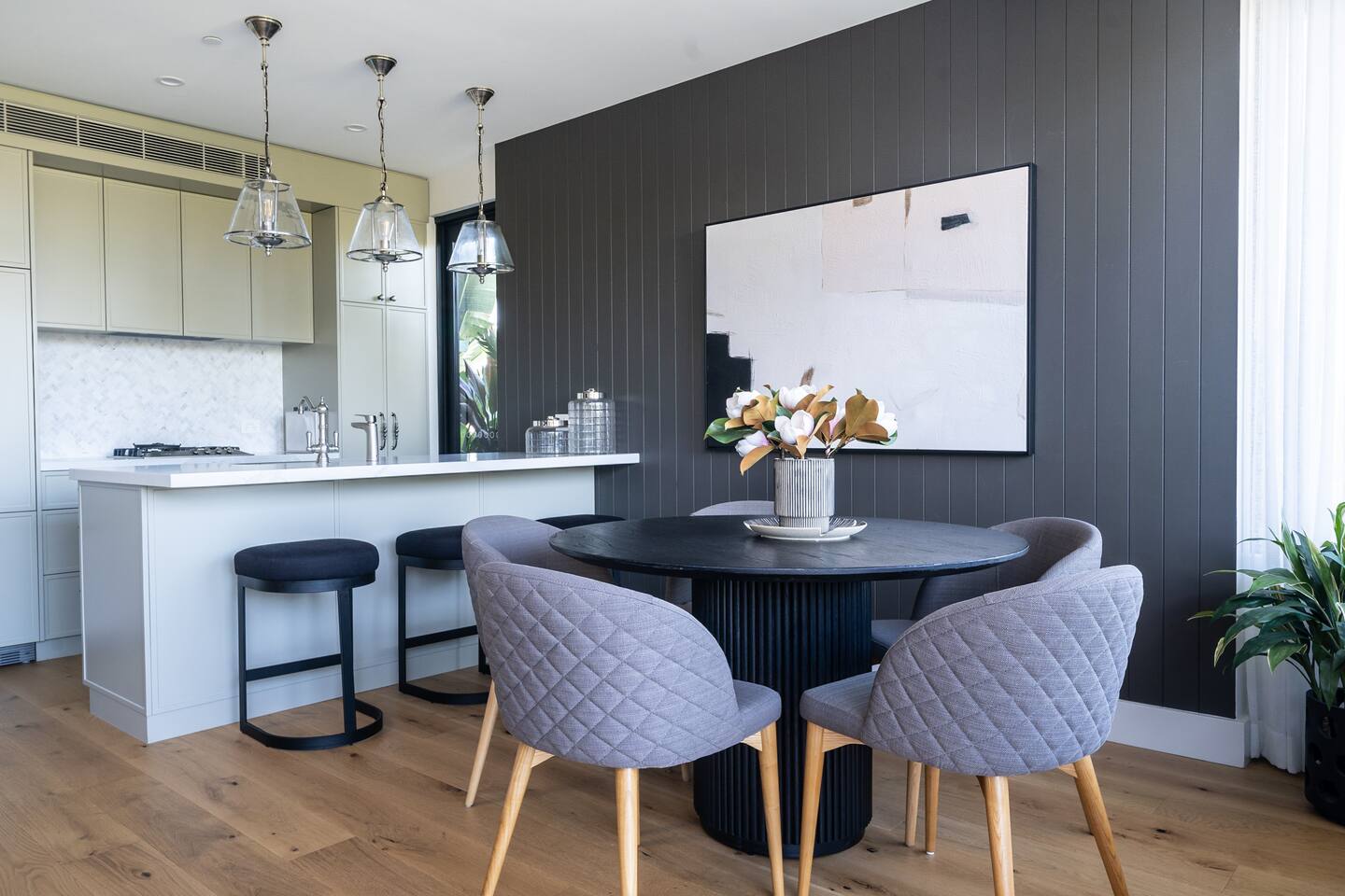 Dining room for 6 plus breakfast bench.