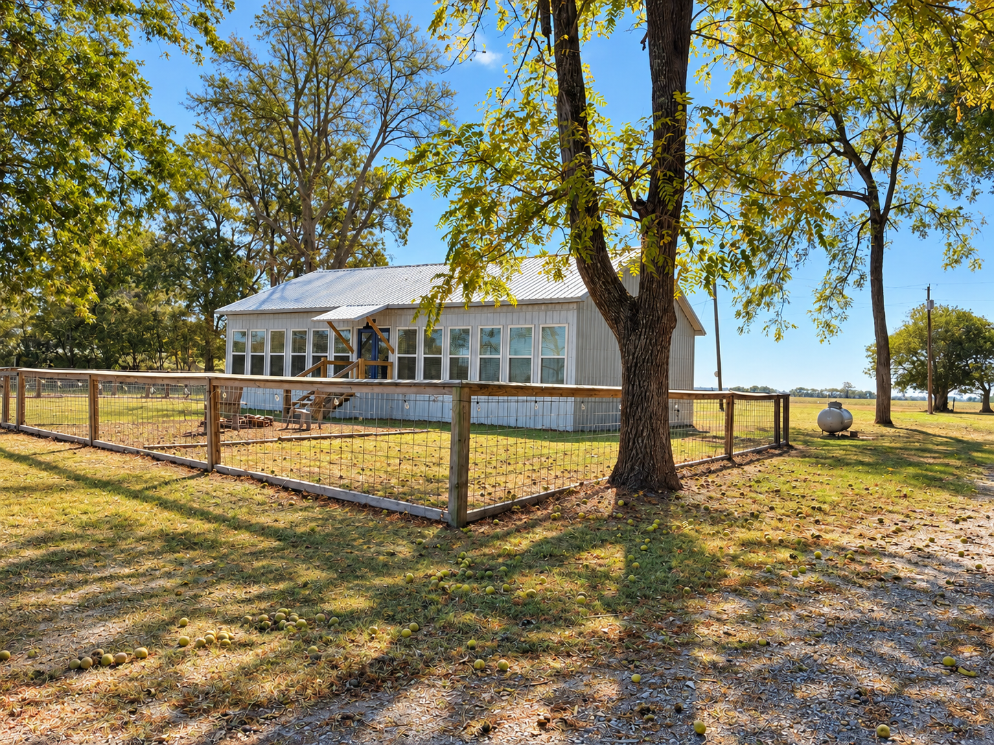 Charming country cottage with fenced yard and peaceful open views