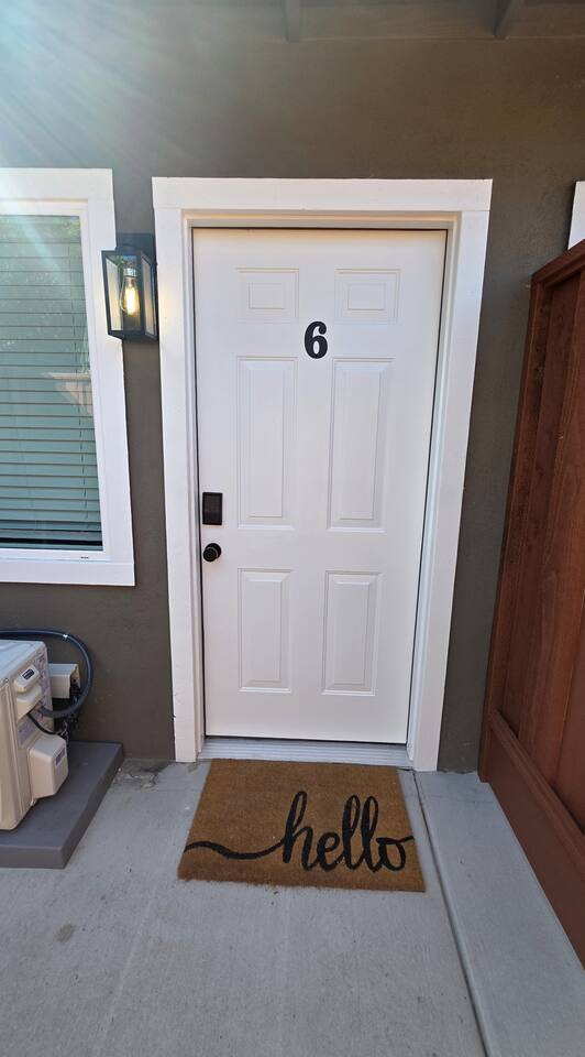 Private entrance, Unit 6