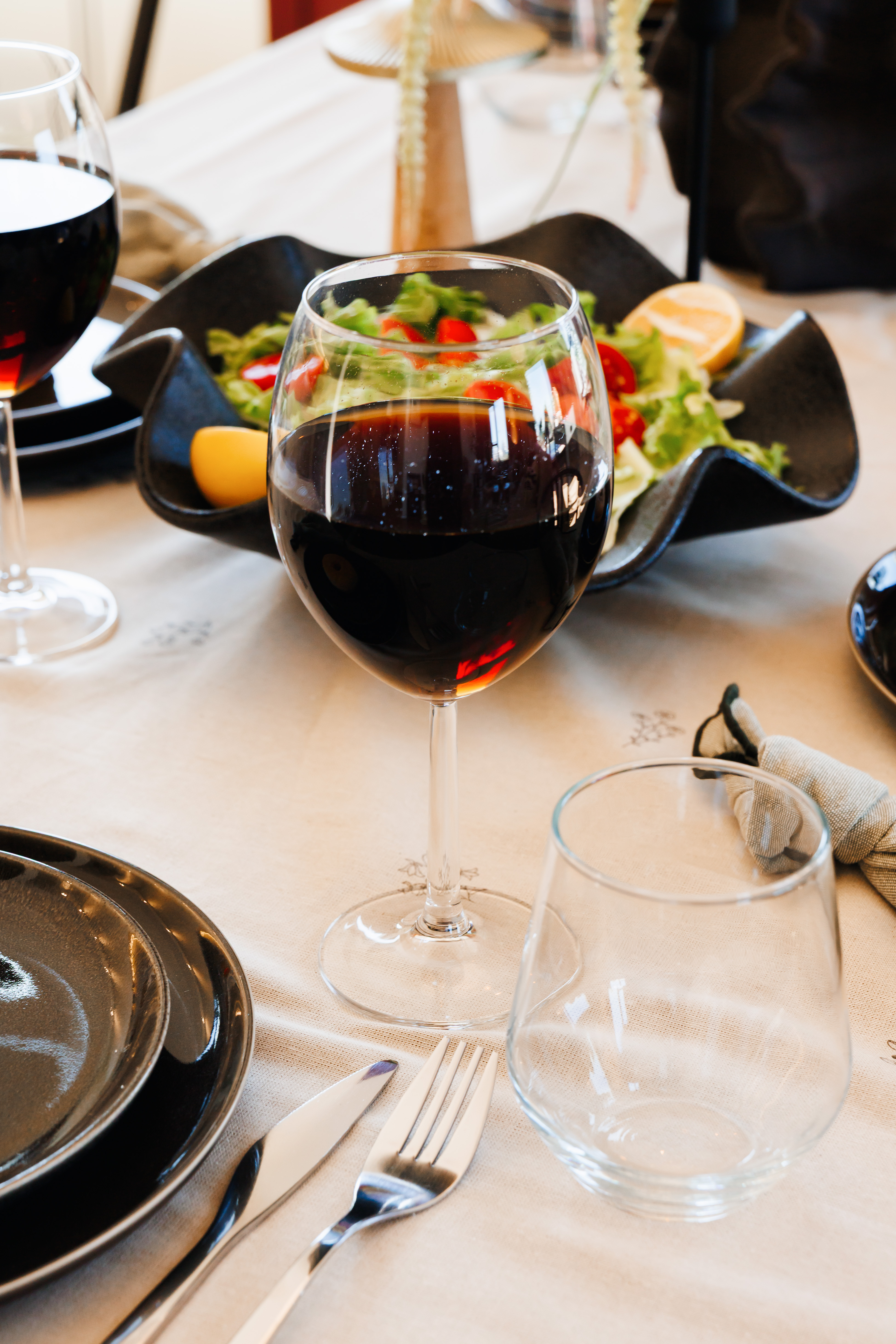 Elegant dining setup with wine and fresh table décor