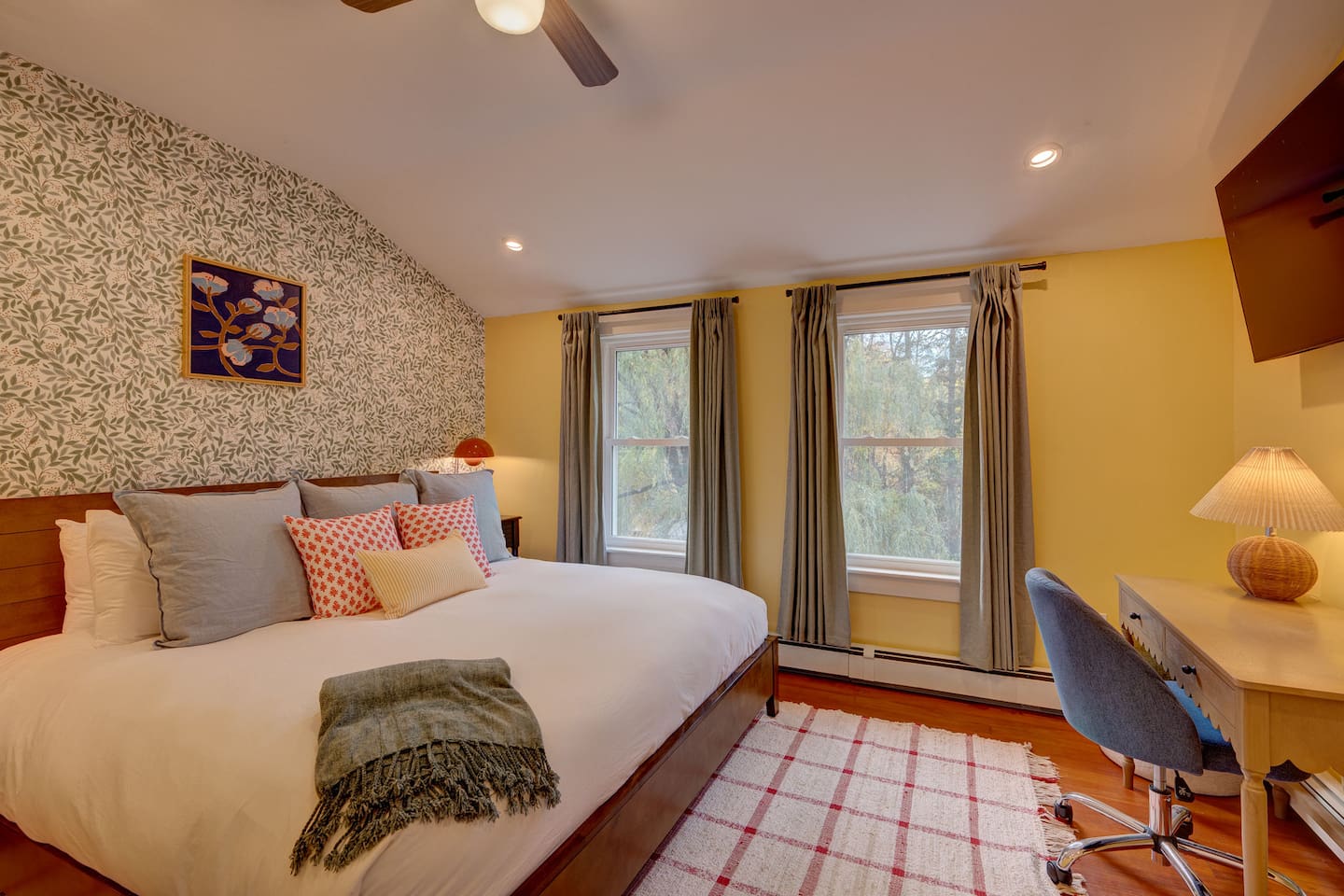 Relax in your professionally designed king bedroom with a king bed and dedicated workspace. Perfect for remote work or unwinding after skiing, hiking, or exploring North Conway and the White Mountains. Enjoy comfort and convenience during your stay.
