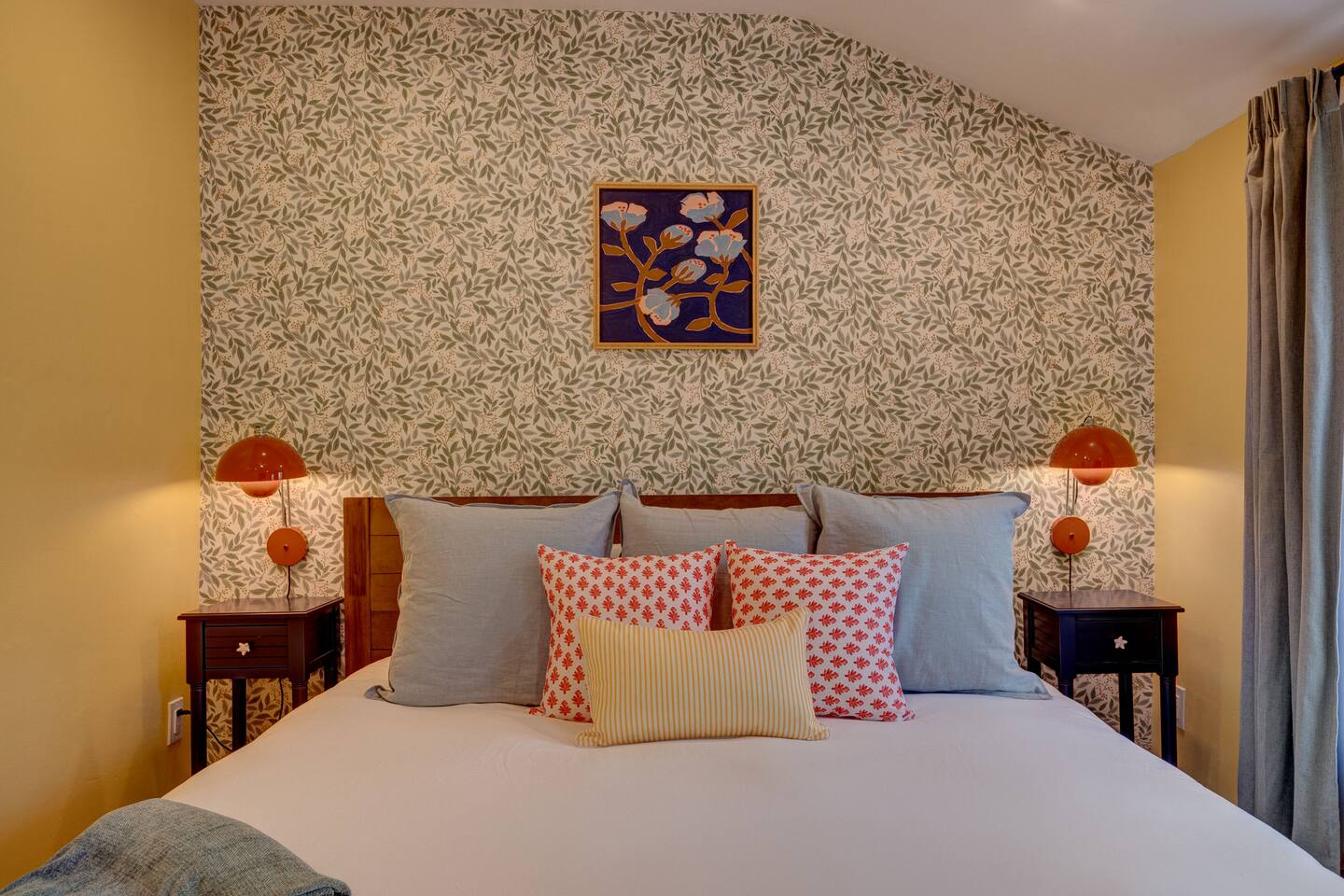 Relax in your professionally designed king bedroom with a king bed and dedicated workspace. Perfect for remote work or unwinding after skiing, hiking, or exploring North Conway and the White Mountains. Enjoy comfort and convenience during your stay.