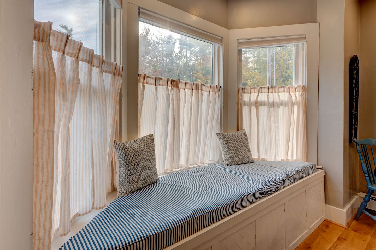 Dining room with bay windows
