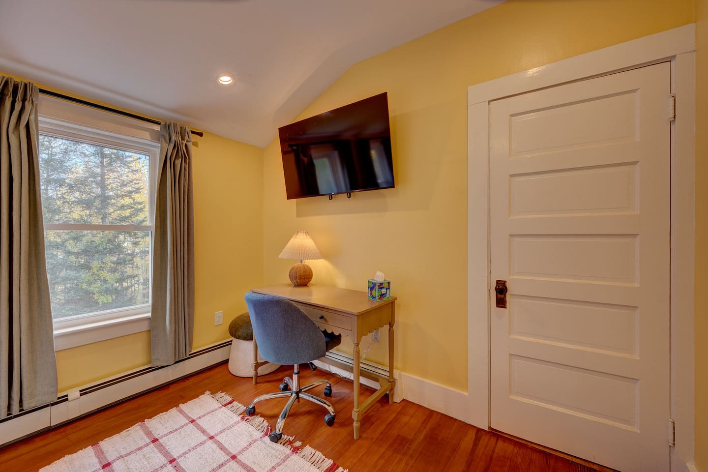 Relax in your professionally designed king bedroom with a king bed and dedicated workspace. Perfect for remote work or unwinding after skiing, hiking, or exploring North Conway and the White Mountains. Enjoy comfort and convenience during your stay.