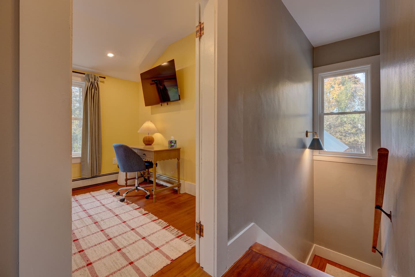 Relax in your professionally designed king bedroom with a king bed and dedicated workspace. Perfect for remote work or unwinding after skiing, hiking, or exploring North Conway and the White Mountains. Enjoy comfort and convenience during your stay.