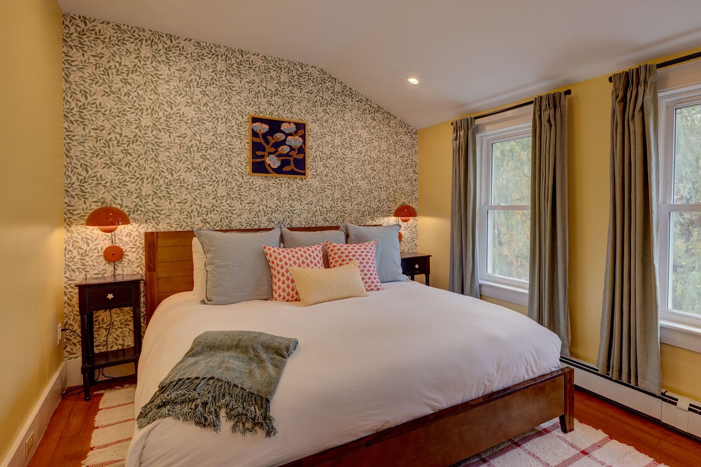 Relax in your professionally designed king bedroom with a king bed and dedicated workspace. Perfect for remote work or unwinding after skiing, hiking, or exploring North Conway and the White Mountains. Enjoy comfort and convenience during your stay.